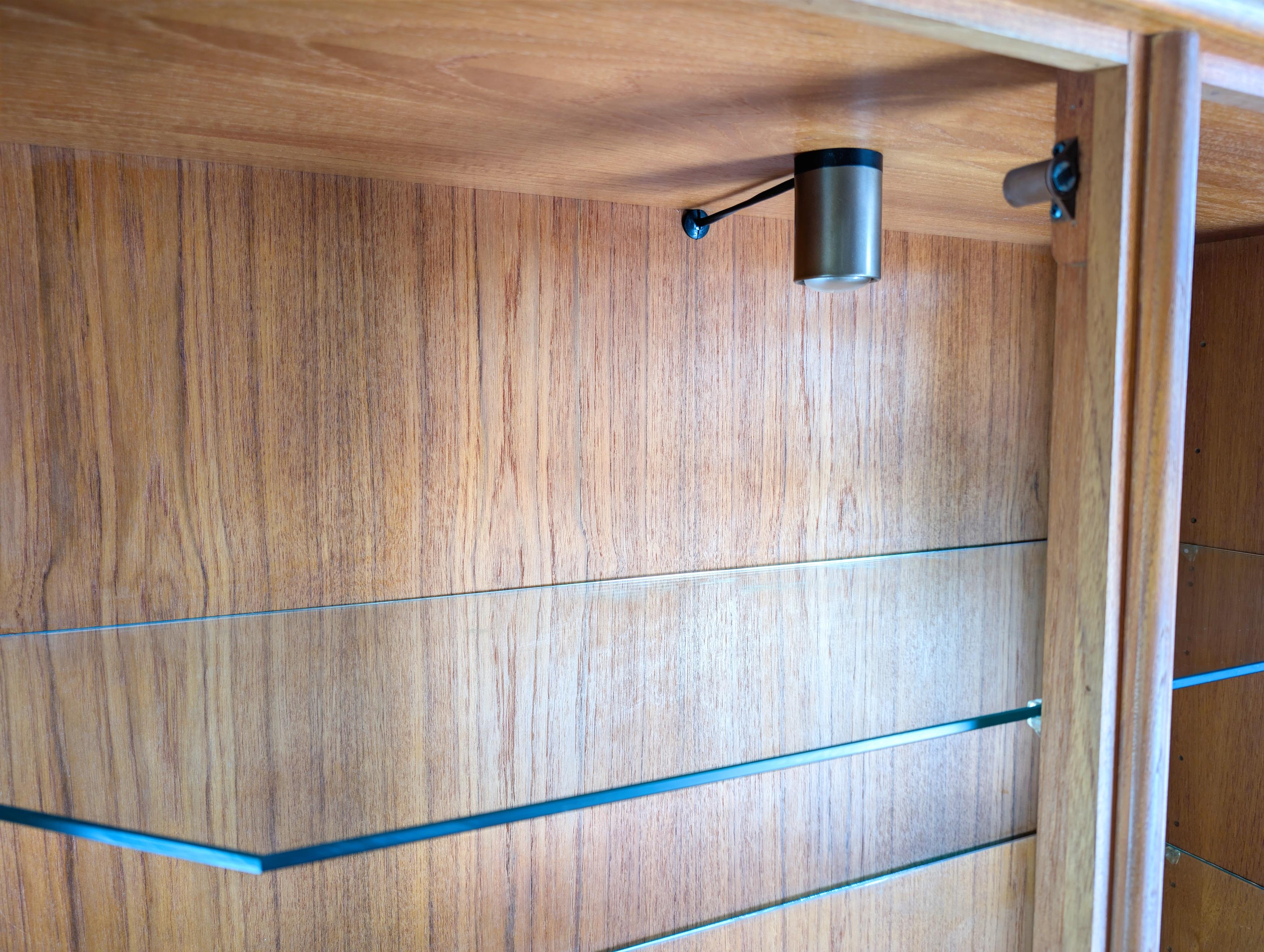 Dyrlund Vitrine Midcentury Teak dänisches Design Vintage Kommode (Teakholz) im Angebot