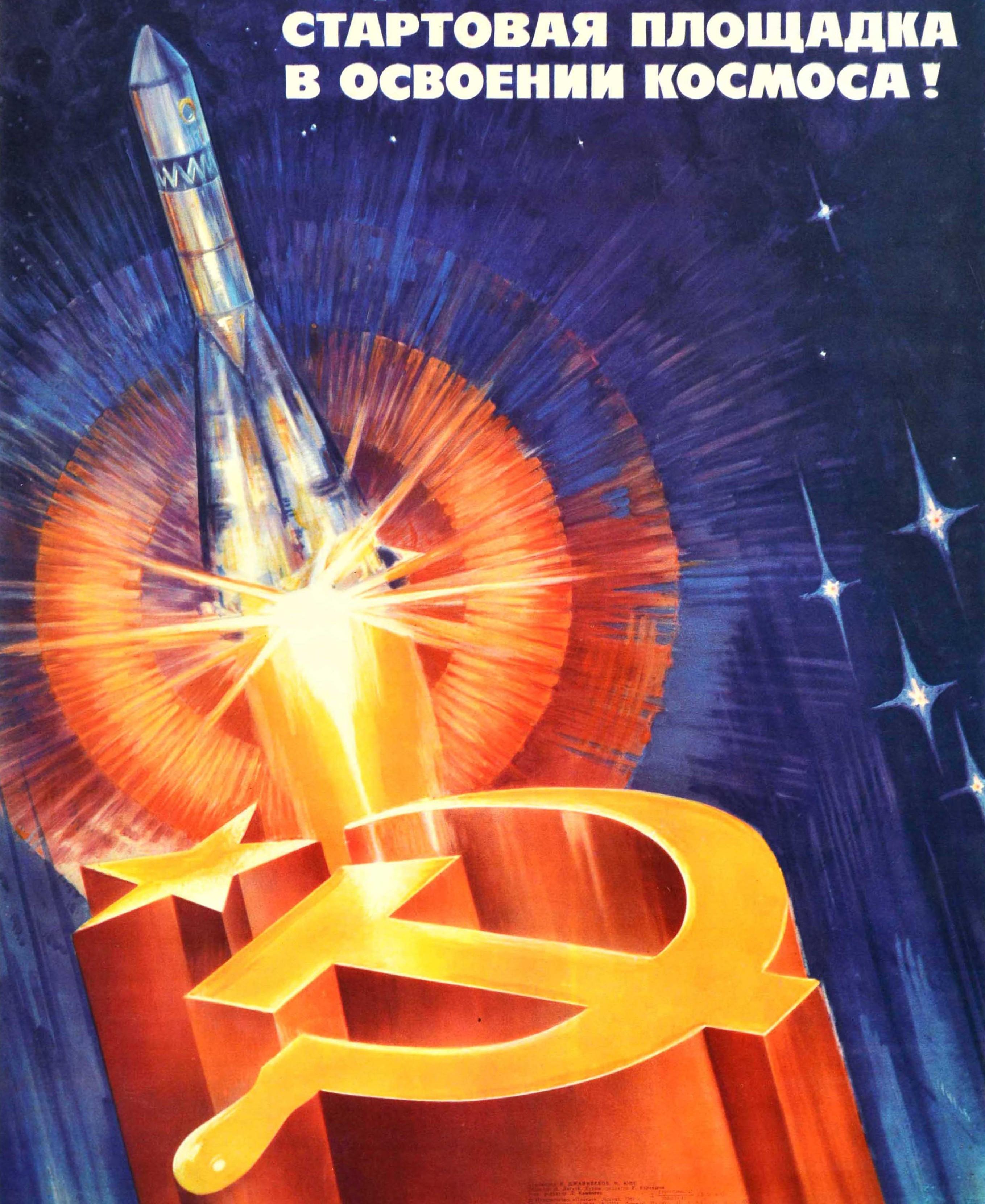 Poster originale vintage di propaganda spaziale sovietica - Il socialismo è la rampa di lancio per l'esplorazione dello spazio! Design dinamico che raffigura un razzo che si lancia nello spazio dall'emblema della falce e martello su uno sfondo