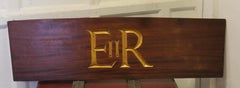 E 11 R Monogrammi in oro su teak, da un'imbarcazione reale  Questo interessante pezzo