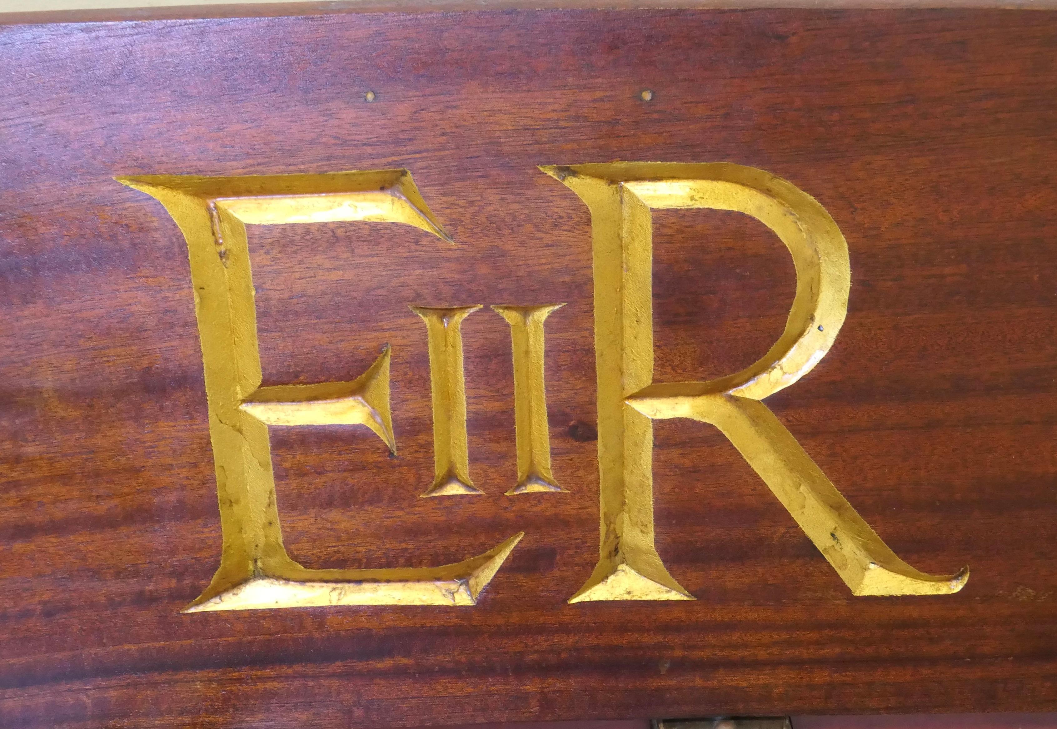 Coloniale britannico E 11 R Monogrammi in oro su teak, da un'imbarcazione reale  Questo interessante pezzo in vendita