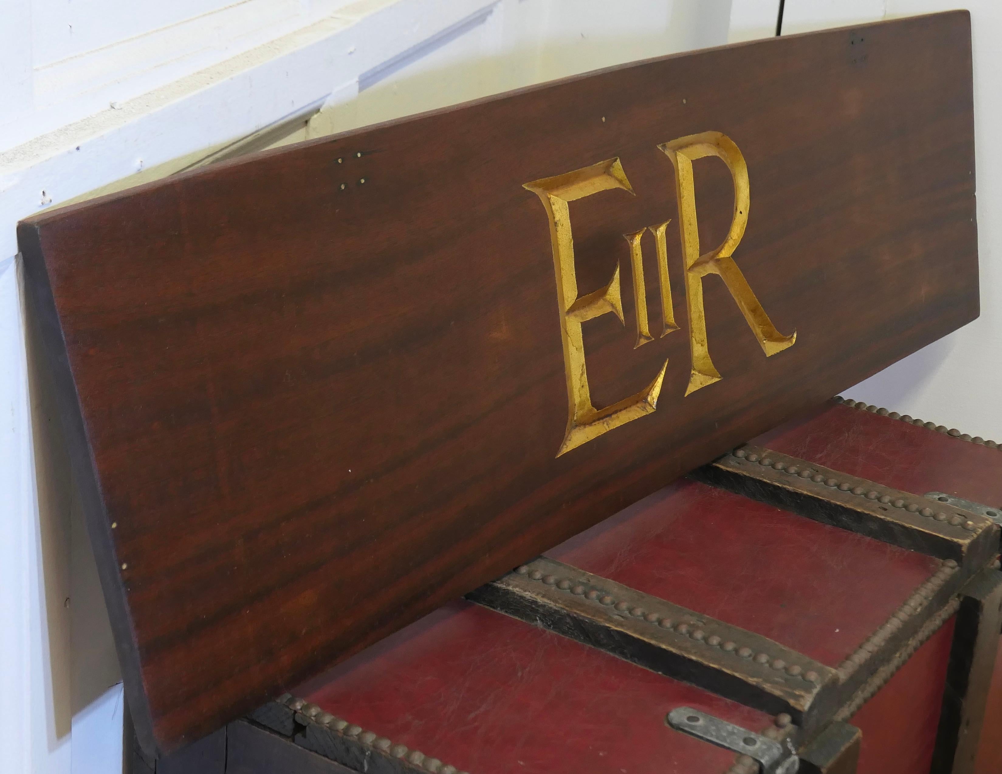 E 11 R Monogrammi in oro su teak, da un'imbarcazione reale  Questo interessante pezzo In condizioni buone in vendita a Godshill, Isle of Wight