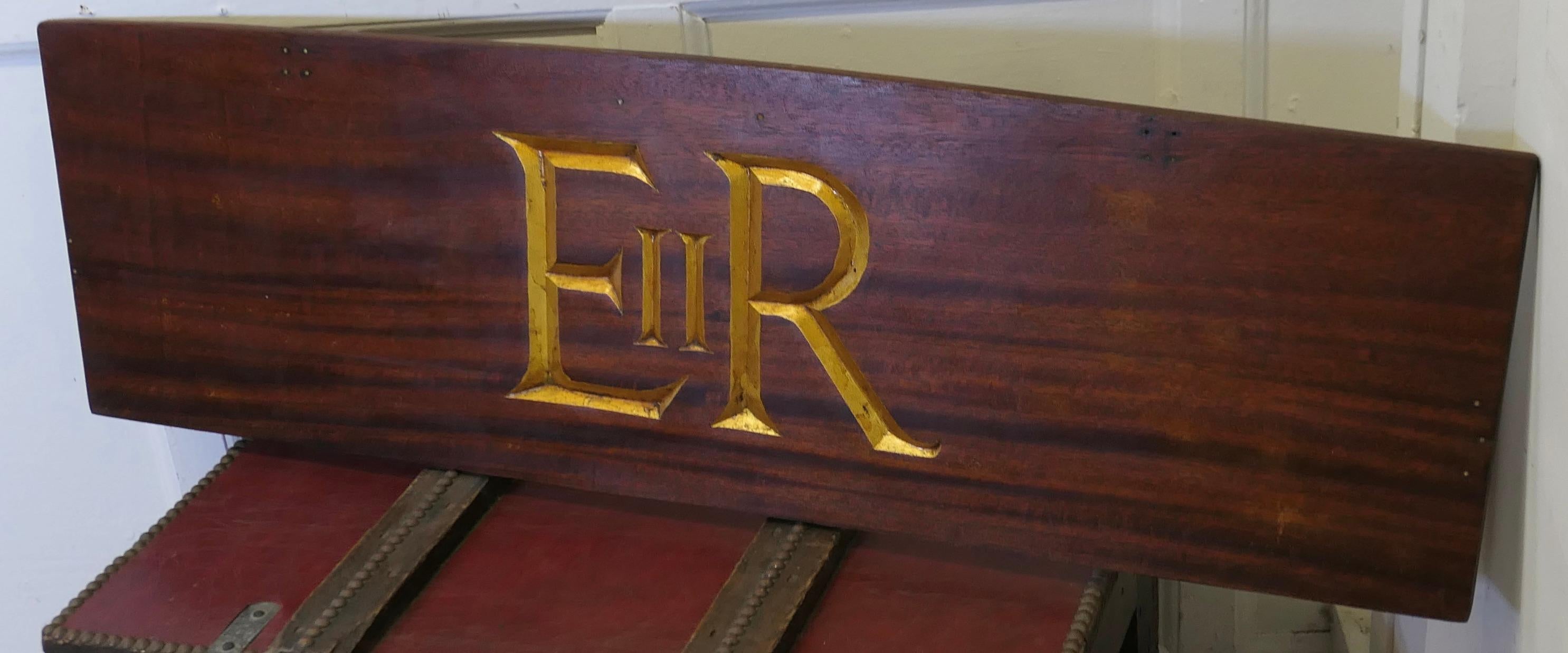 Metà XX secolo E 11 R Monogrammi in oro su teak, da un'imbarcazione reale  Questo interessante pezzo in vendita