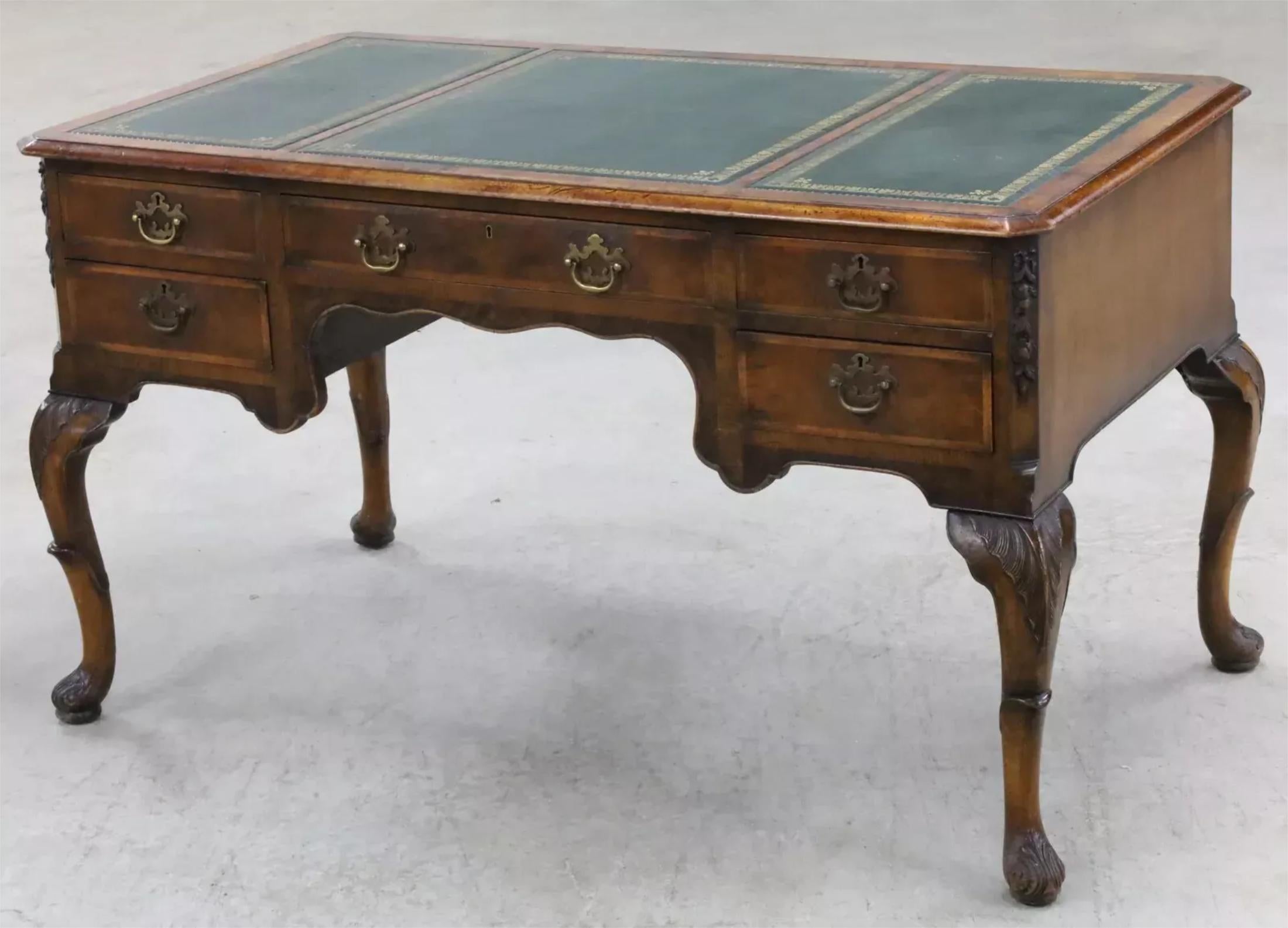 Handsome frühen 1900er Jahren antiken englischen, Nussbaum, Leder oben, London, Ahorn & Co, Schreibtisch!

Englischer Schreibtisch mit Lederplatte aus Nussbaum, Maple and Co, London, frühes 20. Jahrhundert; 31 