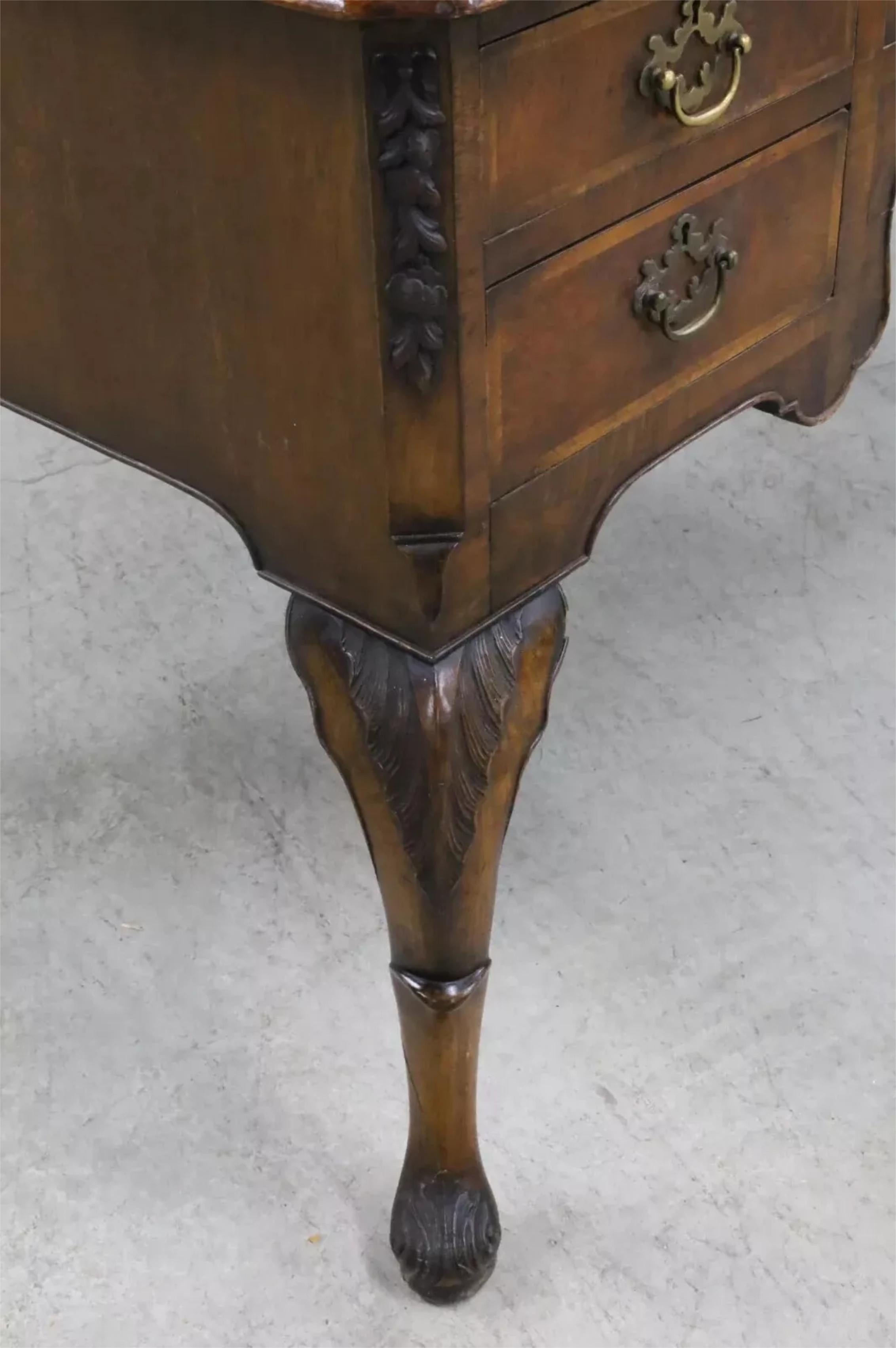 E. 1900s Antike Englisch, Nussbaum, Leder oben, London, Maple & Co, Schreibtisch! (Geschnitzt) im Angebot