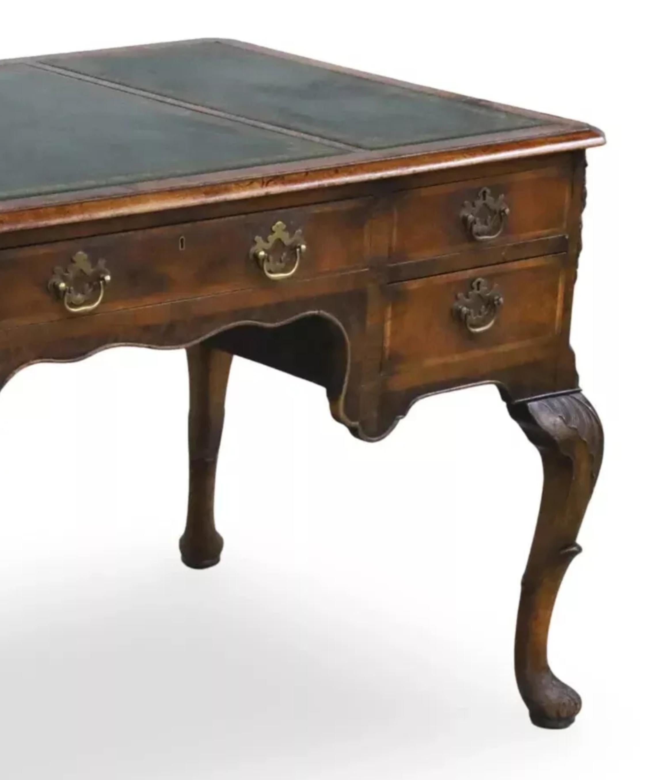 E. 1900s Antike Englisch, Nussbaum, Leder oben, London, Maple & Co, Schreibtisch! im Zustand „Gut“ im Angebot in Austin, TX