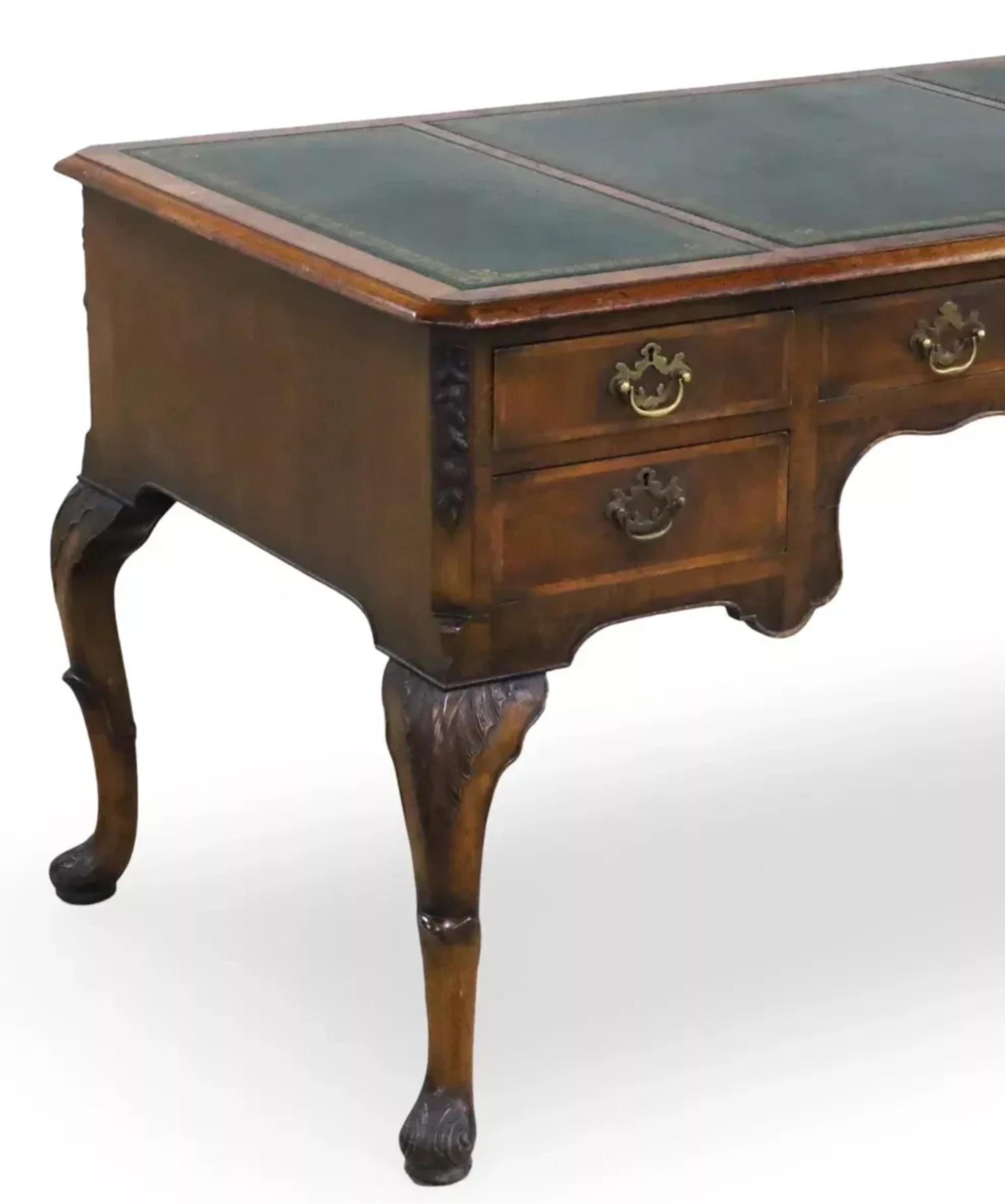 E. 1900s Antike Englisch, Nussbaum, Leder oben, London, Maple & Co, Schreibtisch! (20. Jahrhundert) im Angebot