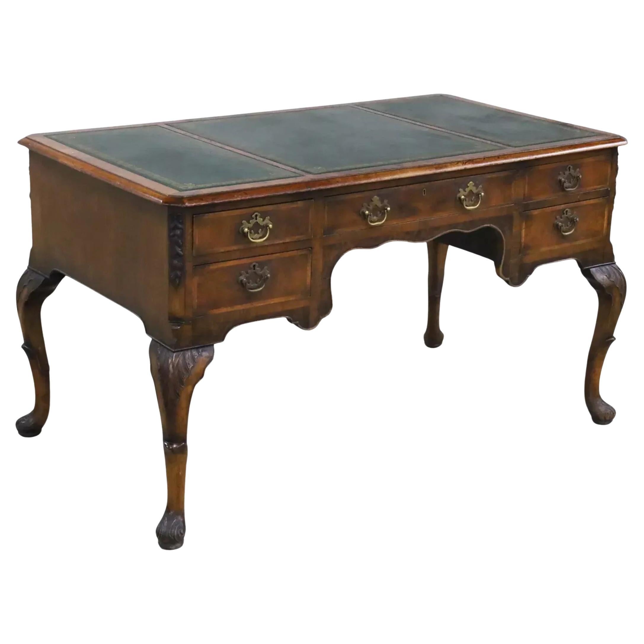 E. 1900s Antiguo Escritorio Inglés, Nogal, Tapa de Cuero, Londres, Maple & Co.