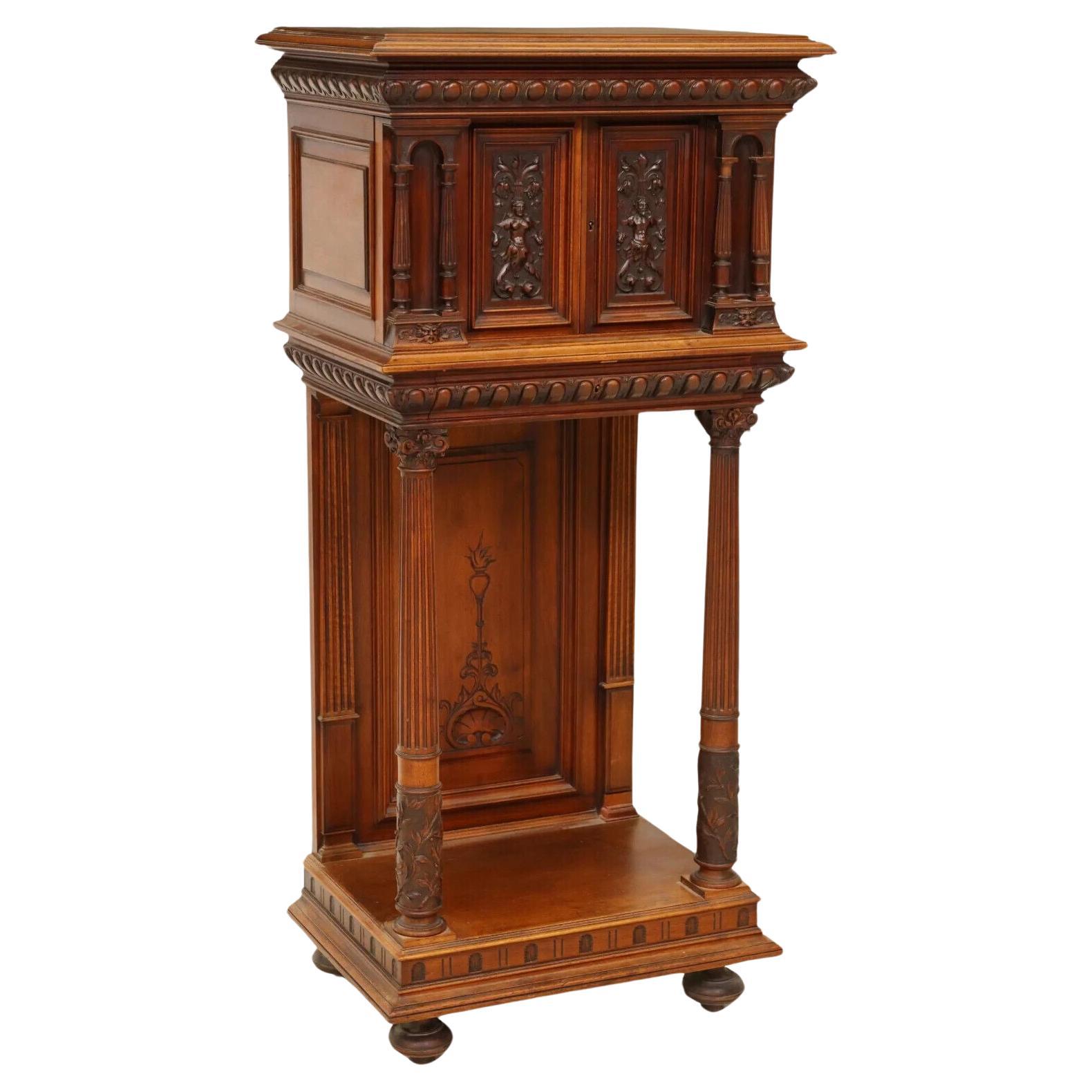 E. 1900's Antique French Neoclassical, Tallado, Nogal, Sobre Pie, Gabinete Figural en venta