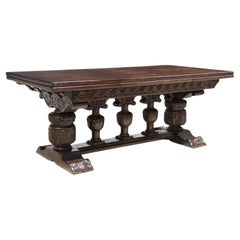 Espectacular mesa auxiliar, con ruedas en bronce tallado, de origen francés.
