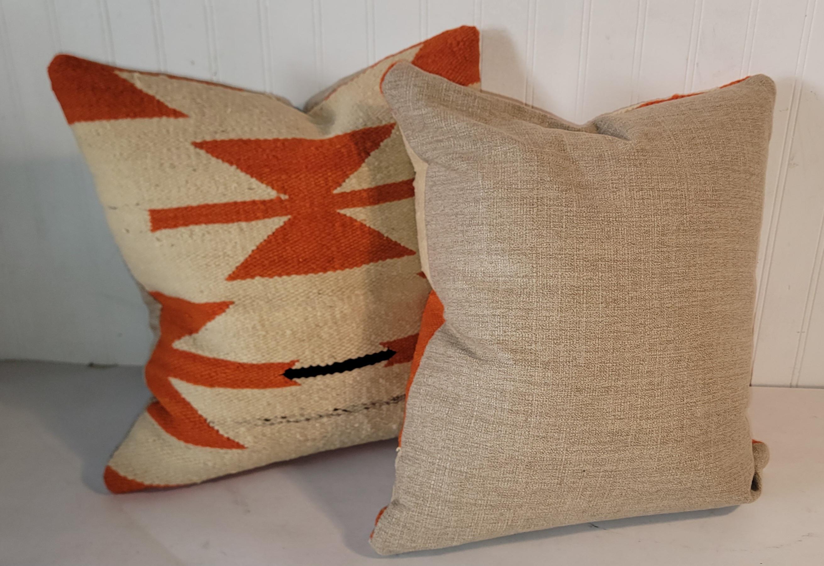 Coppia di cuscini geometrici Navajo. Splendido colore arancione con sfondo beige/bianco. Ogni cuscino ha un meraviglioso supporto in lino vintage e ogni cuscino ha un inserto in piuma e piumino fatto su misura. 
Morbido e confortevole. 