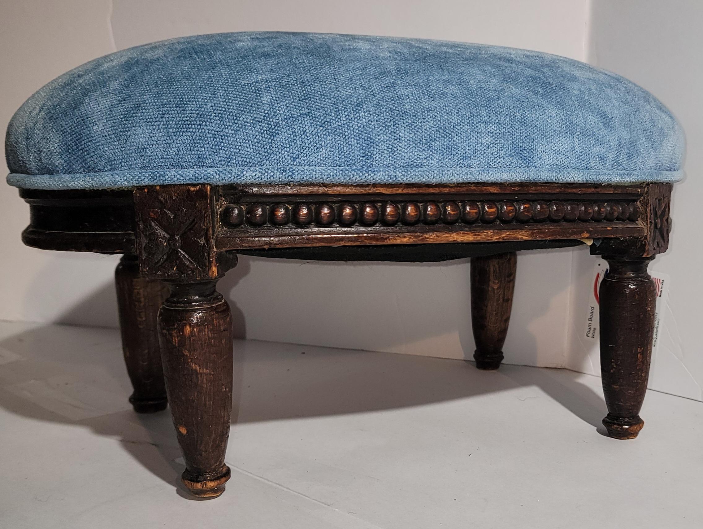 E. 20thc Oval Foot Stool With Vintage blue velvet Fabric In Good Condition For Sale In Los Angeles, CA