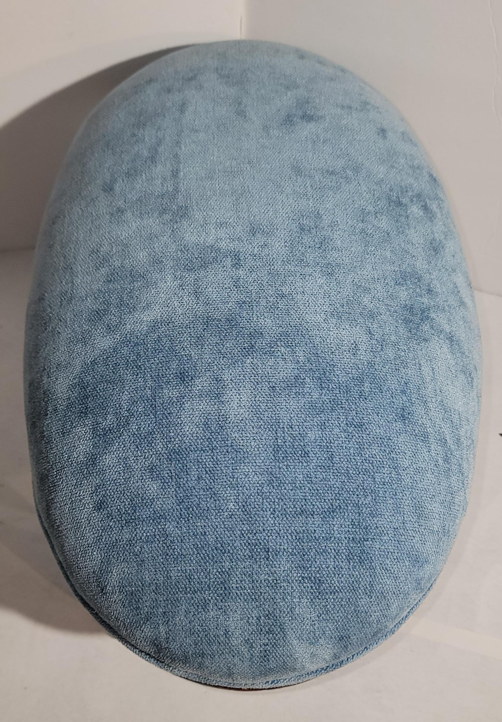 20ième siècle E. Tabouret de pied ovale du 20ème siècle avec tissu en velours bleu vintage en vente