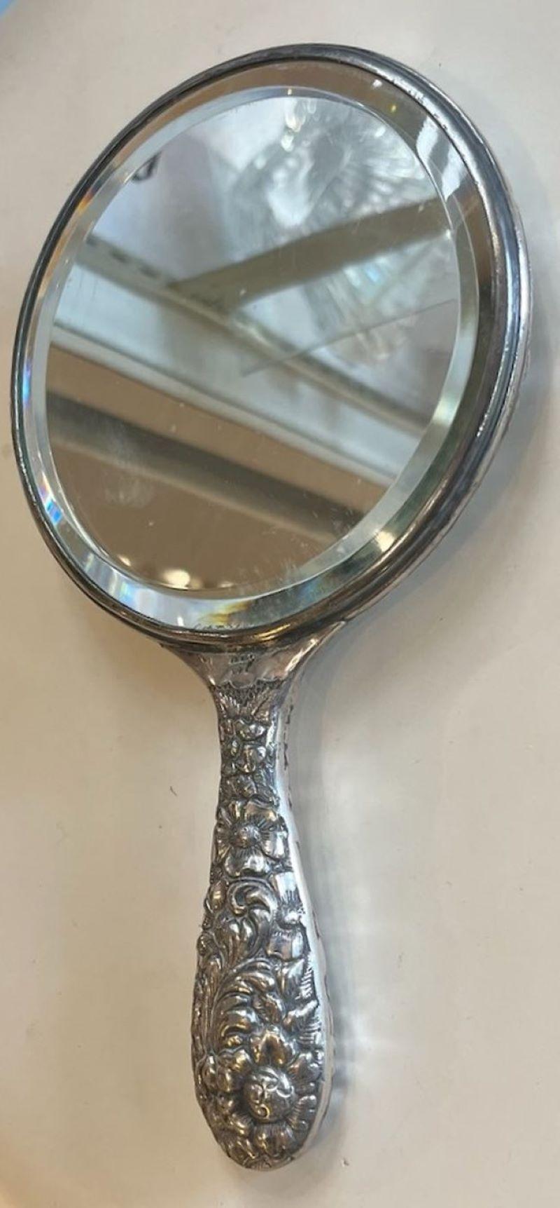E. 20. Jh. Sterlingsilber Abgeschrägter Spiegel Amerikanischer Handspiegel. Repose Pattern. der Spiegel ist sauber mit geringem Verschleiß. Wunderbares Aussehen.