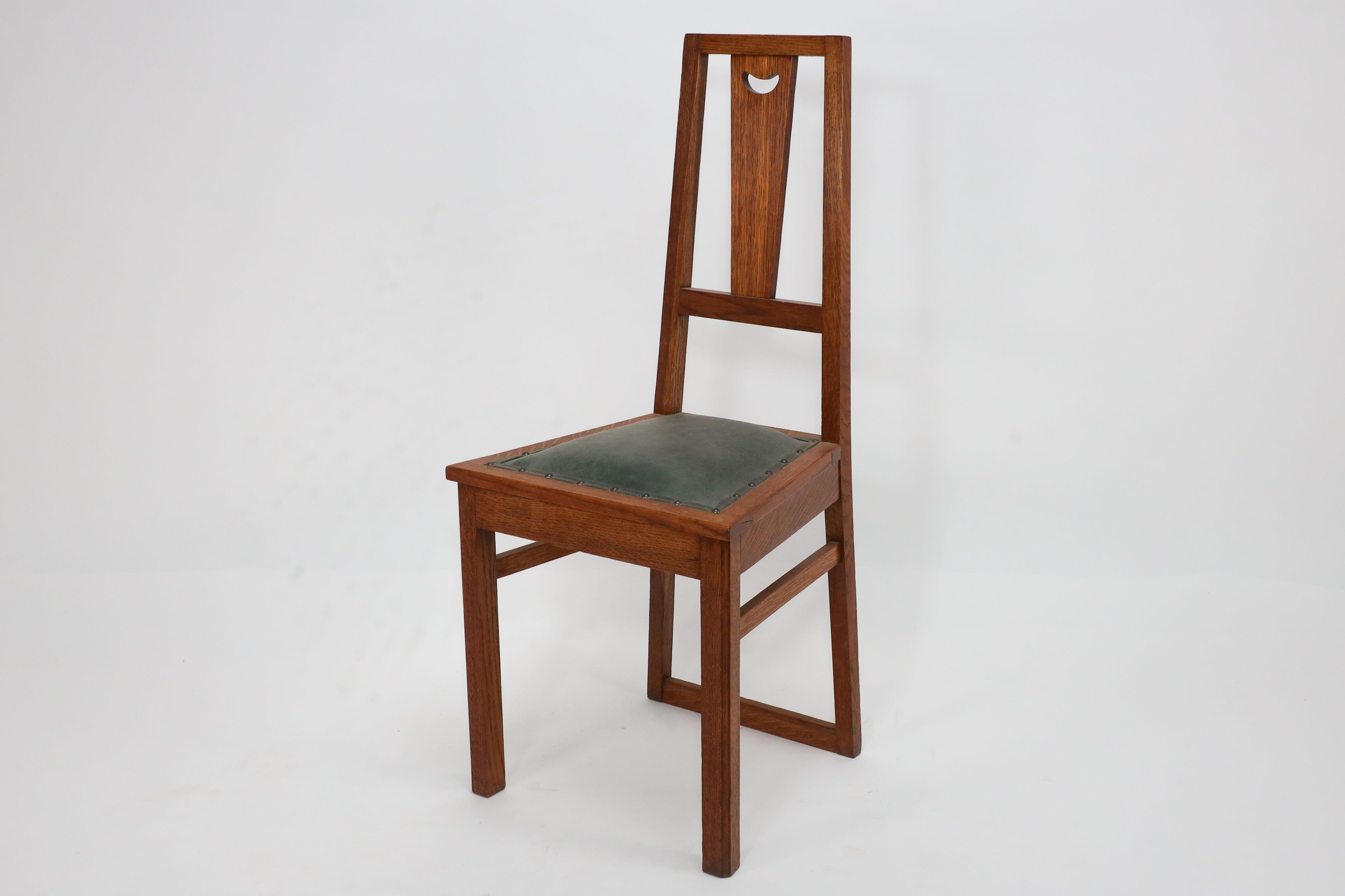 E A Taylor. A set of five Arts and Crafts oak side chairs with heart cut-outs. In Good Condition For Sale In London, GB
