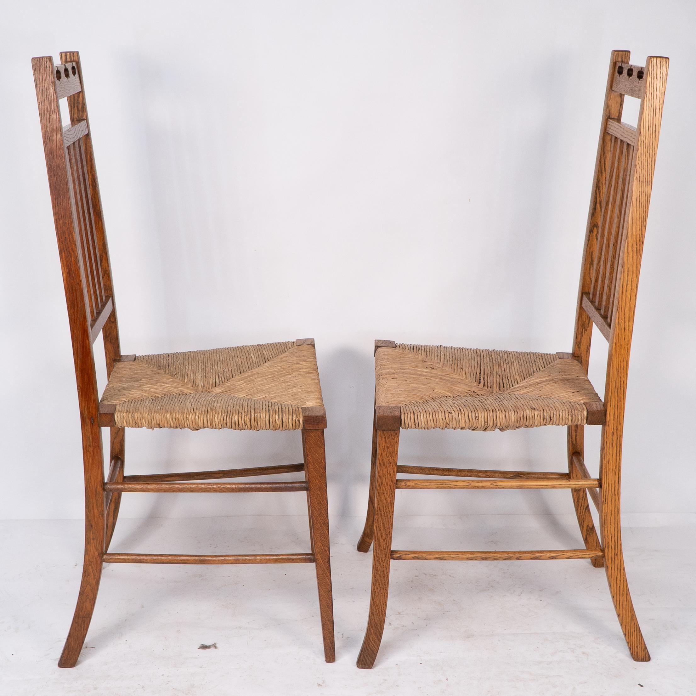 E A Taylor a attribué à Wylie and Lochhead une paire de chaises d'appoint ou de chambre à coucher en jonc. L'une a les pieds avant droits et l'autre a les pieds avant légèrement évasés. Les deux chaises ont été restaurées par des professionnels et