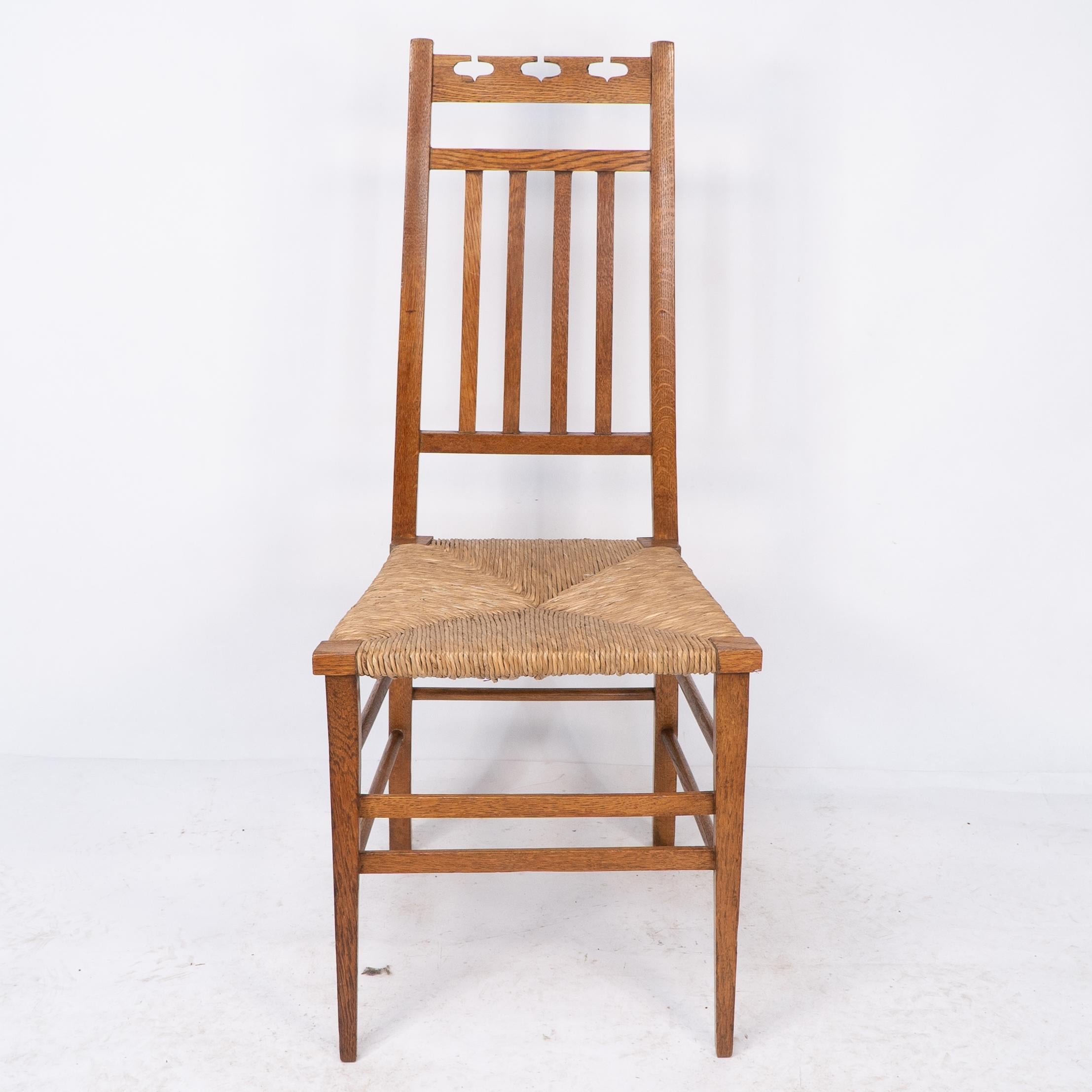 Anglais E A Taylor attribué à Wylie & Lochhead. Paire de chaises d'appoint Arts & Crafts en vente