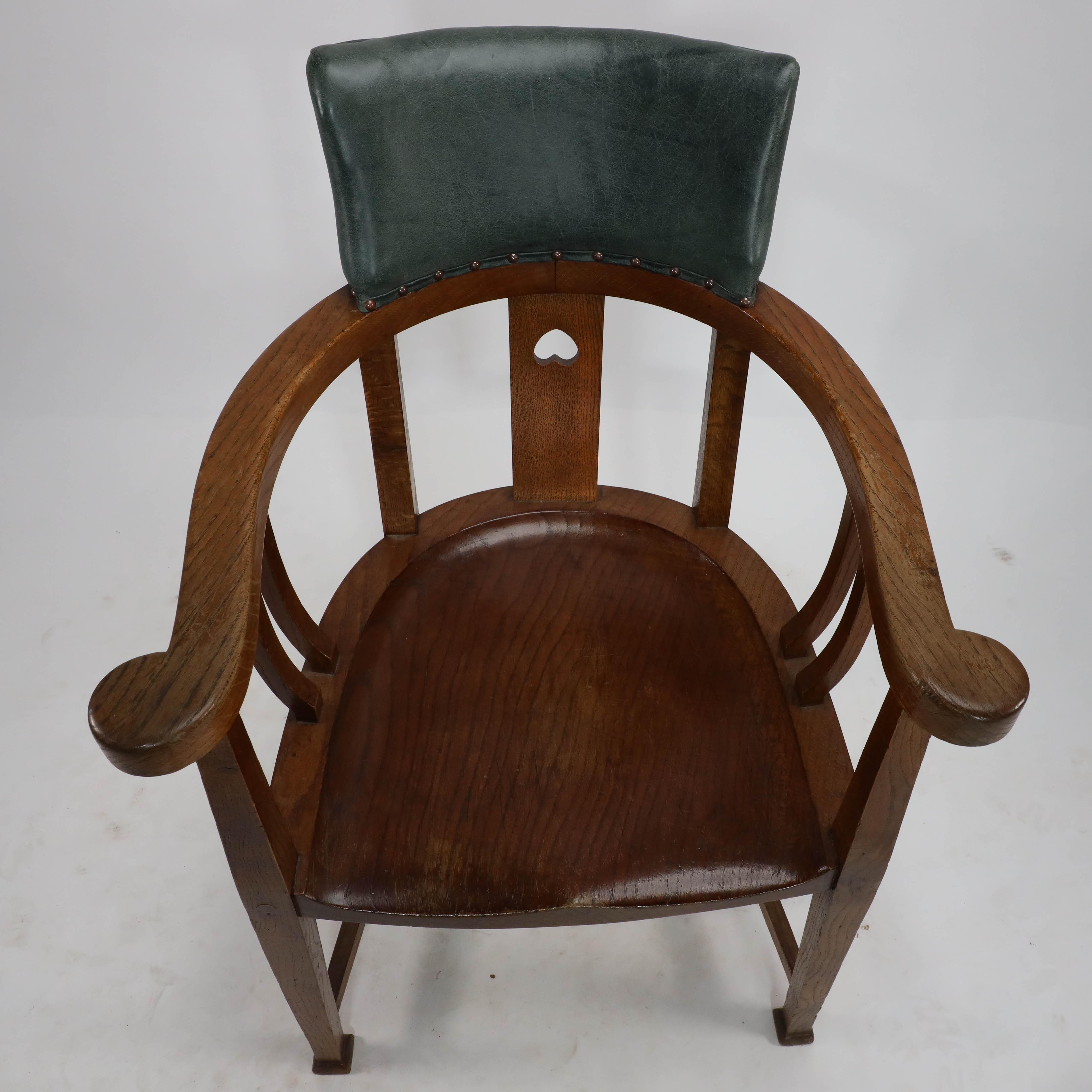 Attribution à E.A Taylor d'une chaise en chêne de style Arts & Crafts avec un cœur percé. en vente 2