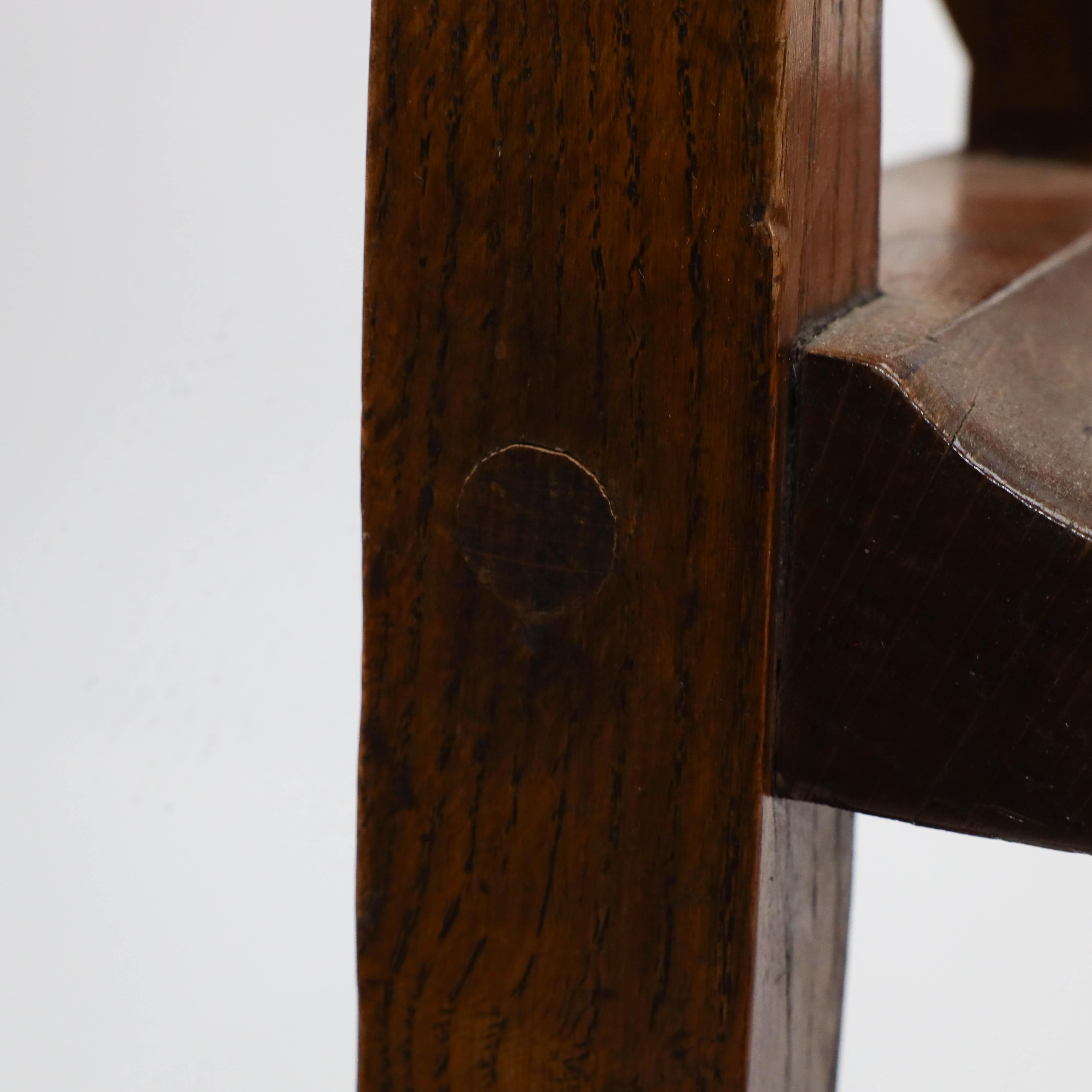 Attribution à E.A Taylor d'une chaise en chêne de style Arts & Crafts avec un cœur percé. en vente 3