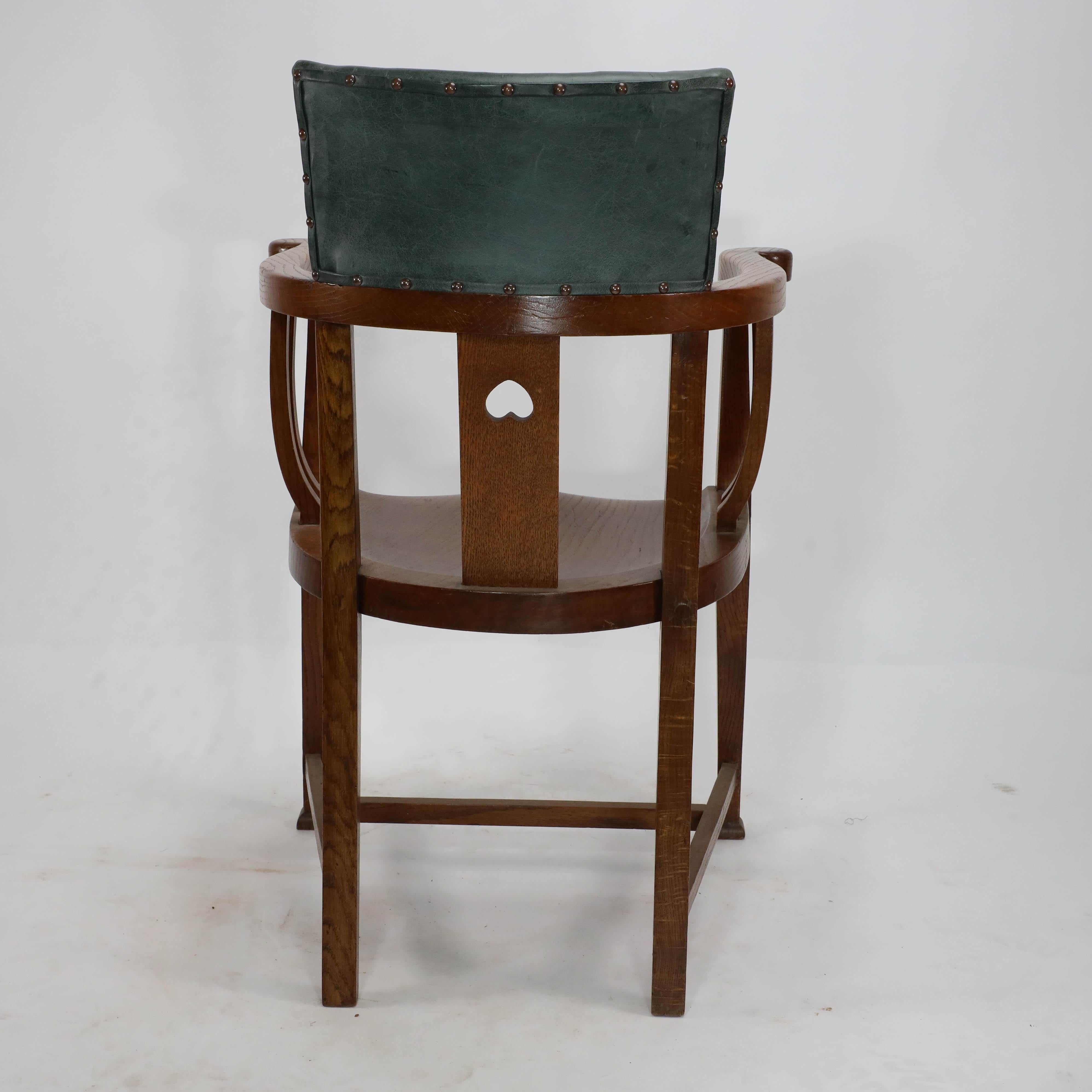 Attribution à E.A Taylor d'une chaise en chêne de style Arts & Crafts avec un cœur percé. en vente 4