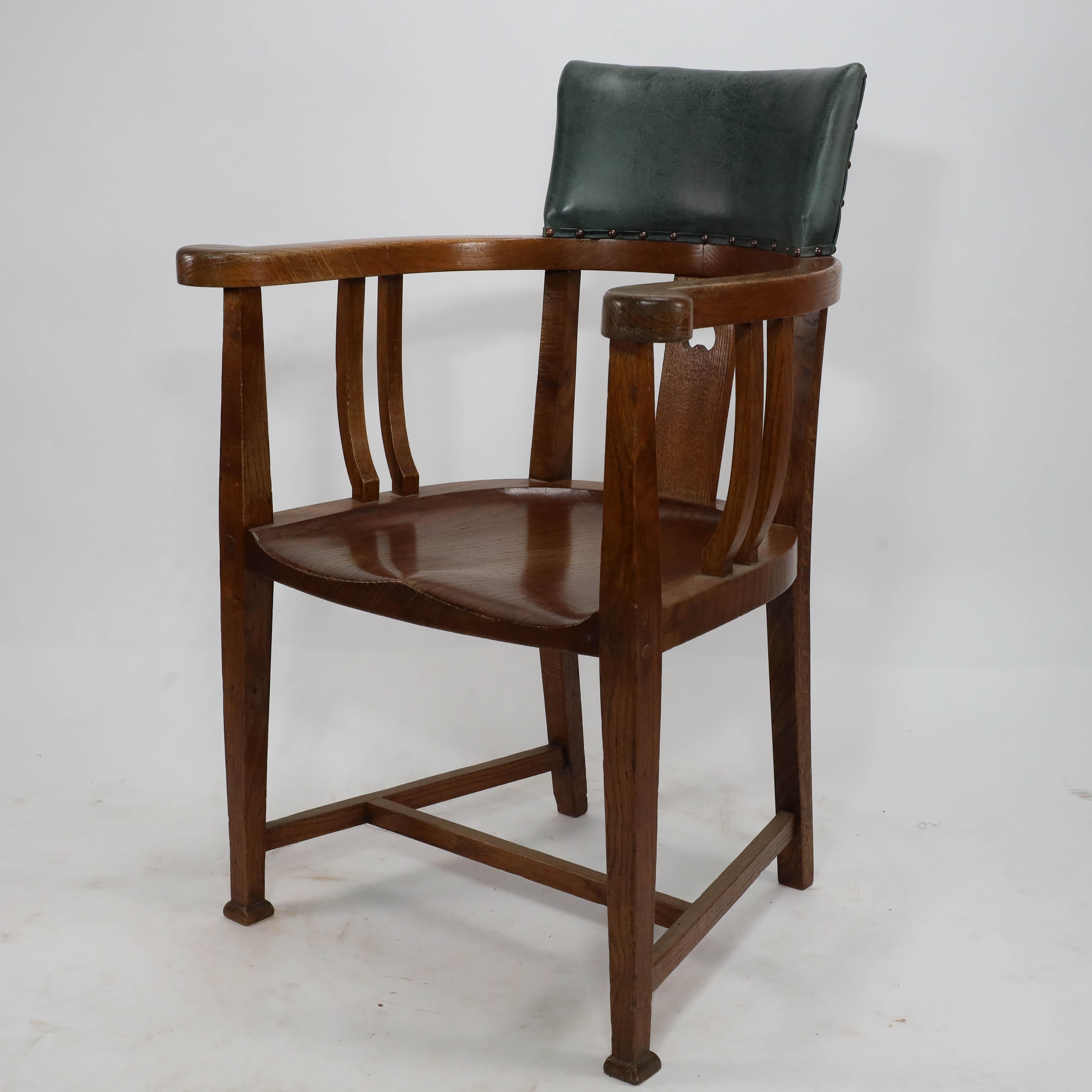 Arts and Crafts Attribution à E.A Taylor d'une chaise en chêne de style Arts & Crafts avec un cœur percé. en vente