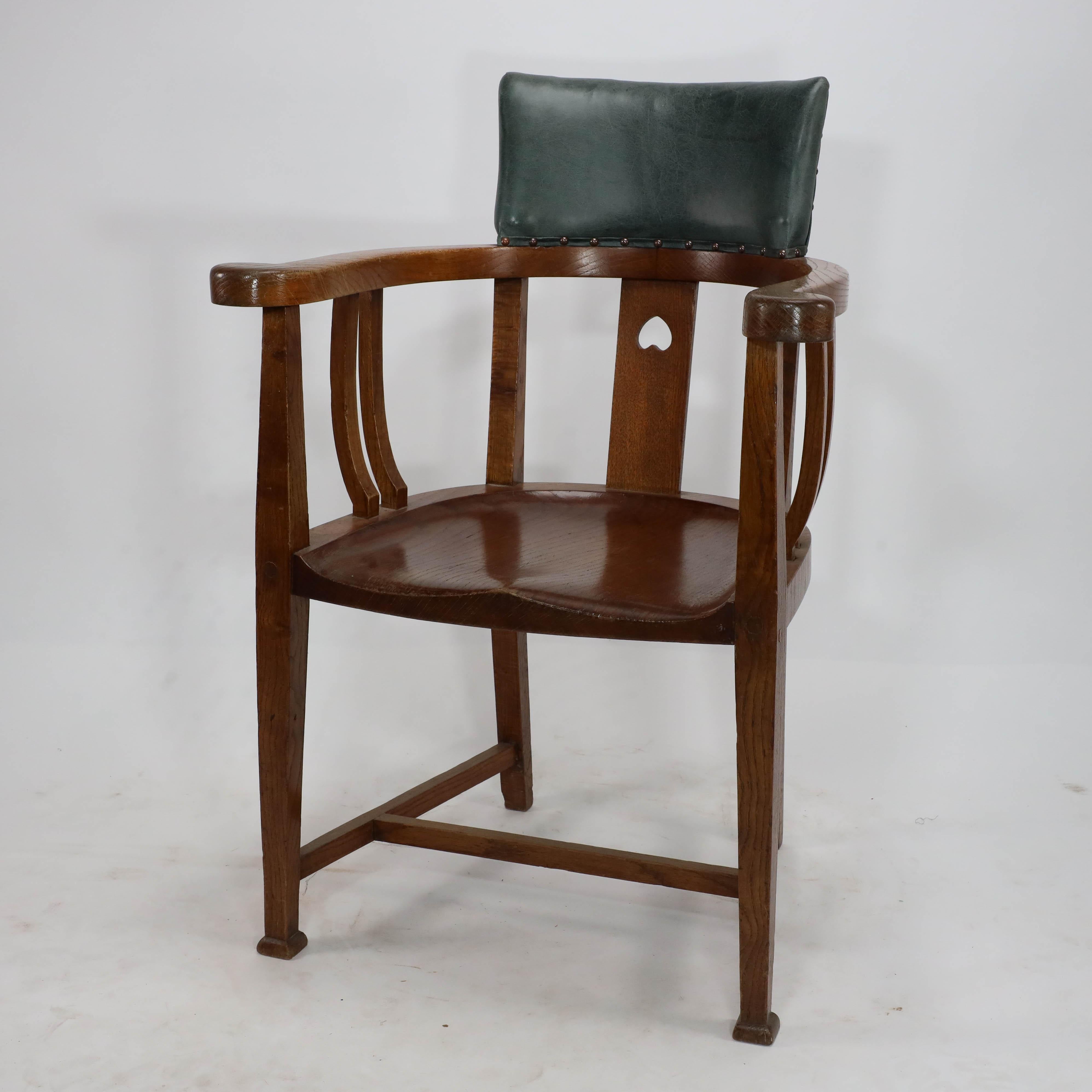 Britannique Attribution à E.A Taylor d'une chaise en chêne de style Arts & Crafts avec un cœur percé. en vente