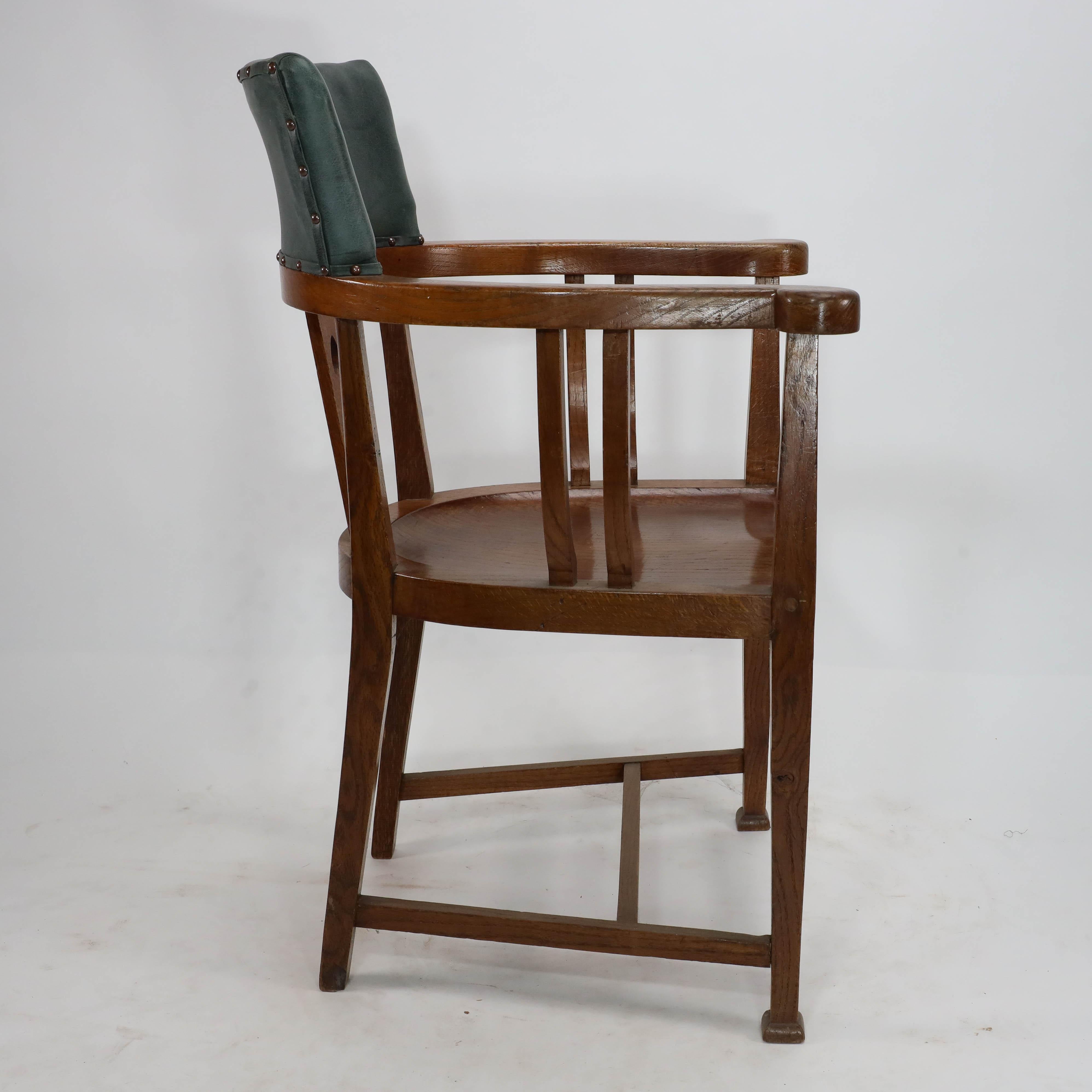 Fait main Attribution à E.A Taylor d'une chaise en chêne de style Arts & Crafts avec un cœur percé. en vente
