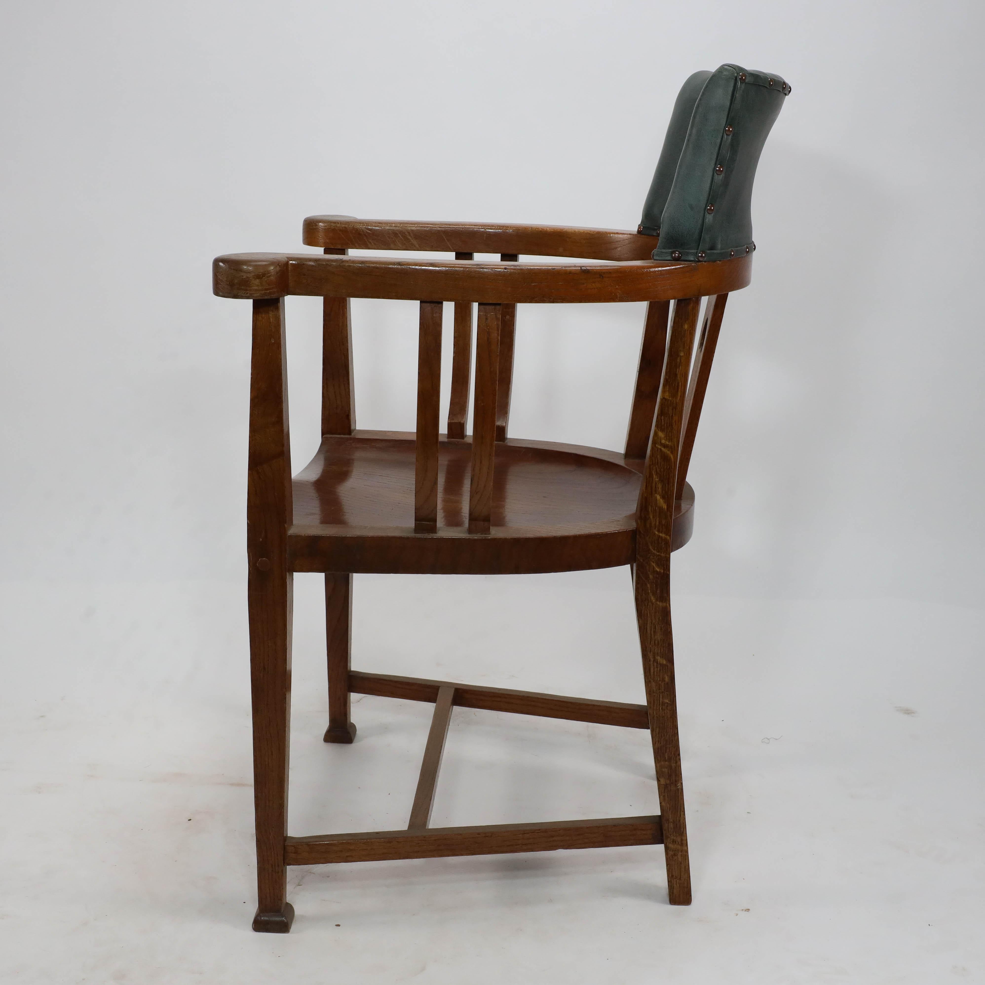 Attribution à E.A Taylor d'une chaise en chêne de style Arts & Crafts avec un cœur percé. Bon état - En vente à London, GB