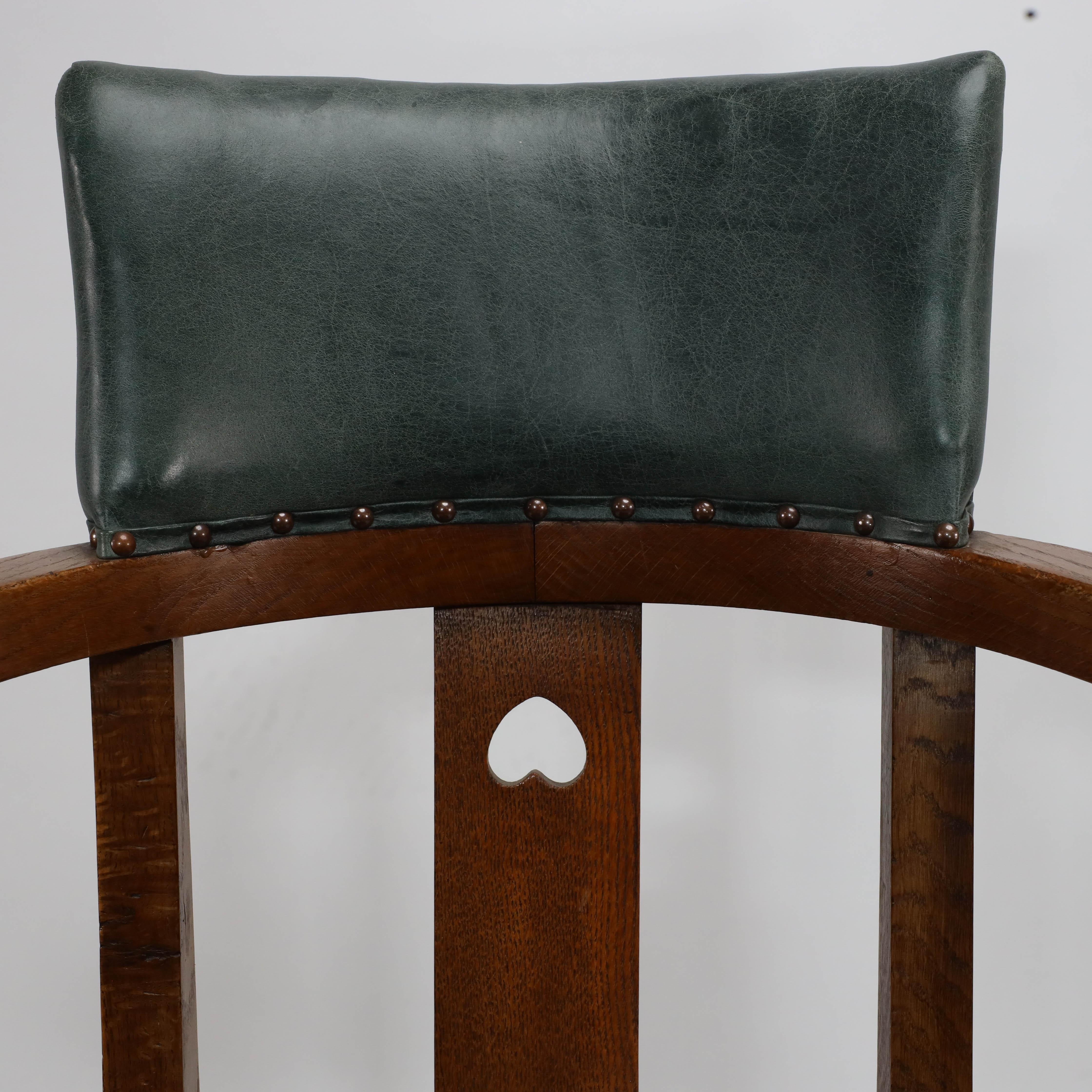 XIXe siècle Attribution à E.A Taylor d'une chaise en chêne de style Arts & Crafts avec un cœur percé. en vente