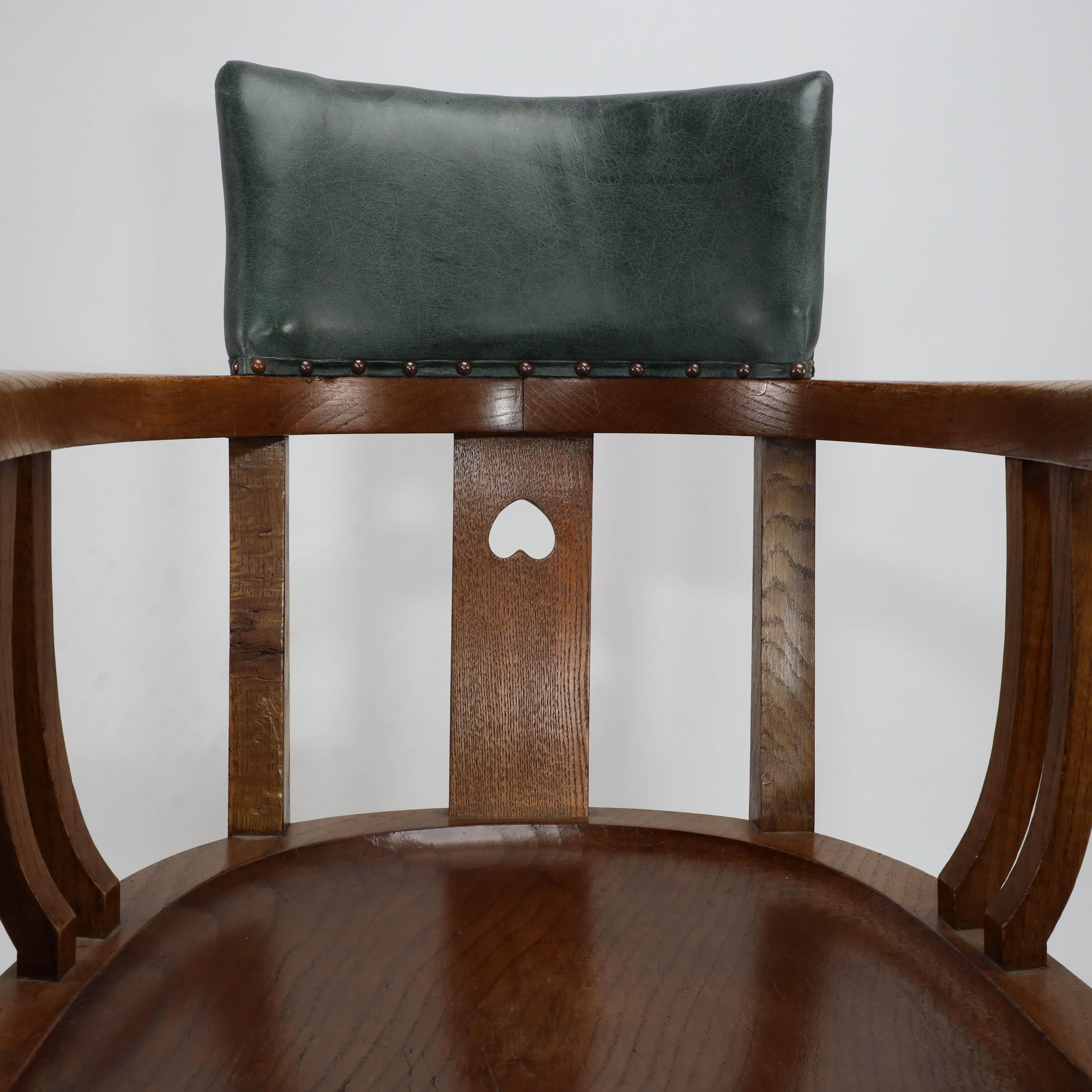 Chêne Attribution à E.A Taylor d'une chaise en chêne de style Arts & Crafts avec un cœur percé. en vente