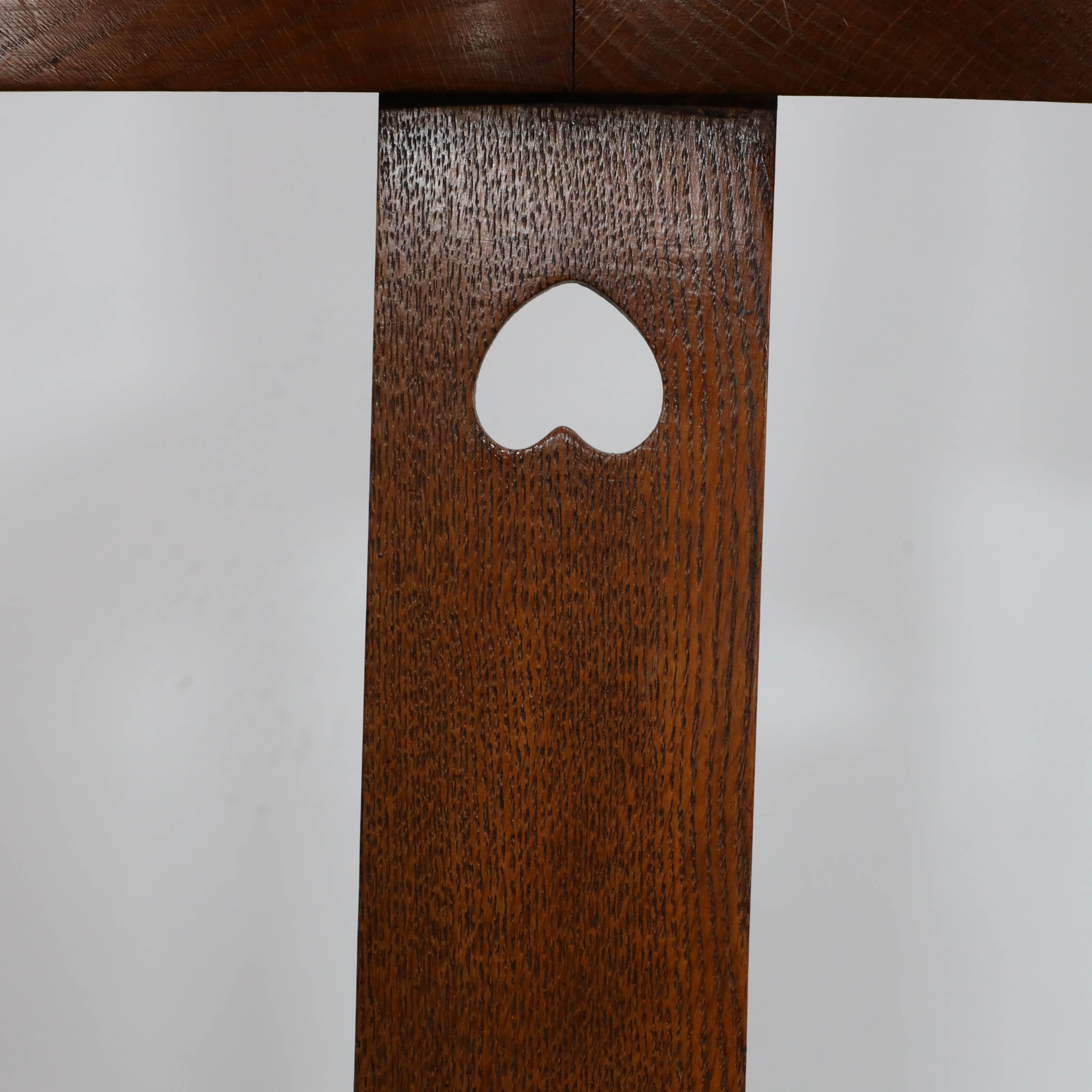 Attribution à E.A Taylor d'une chaise en chêne de style Arts & Crafts avec un cœur percé. en vente 1