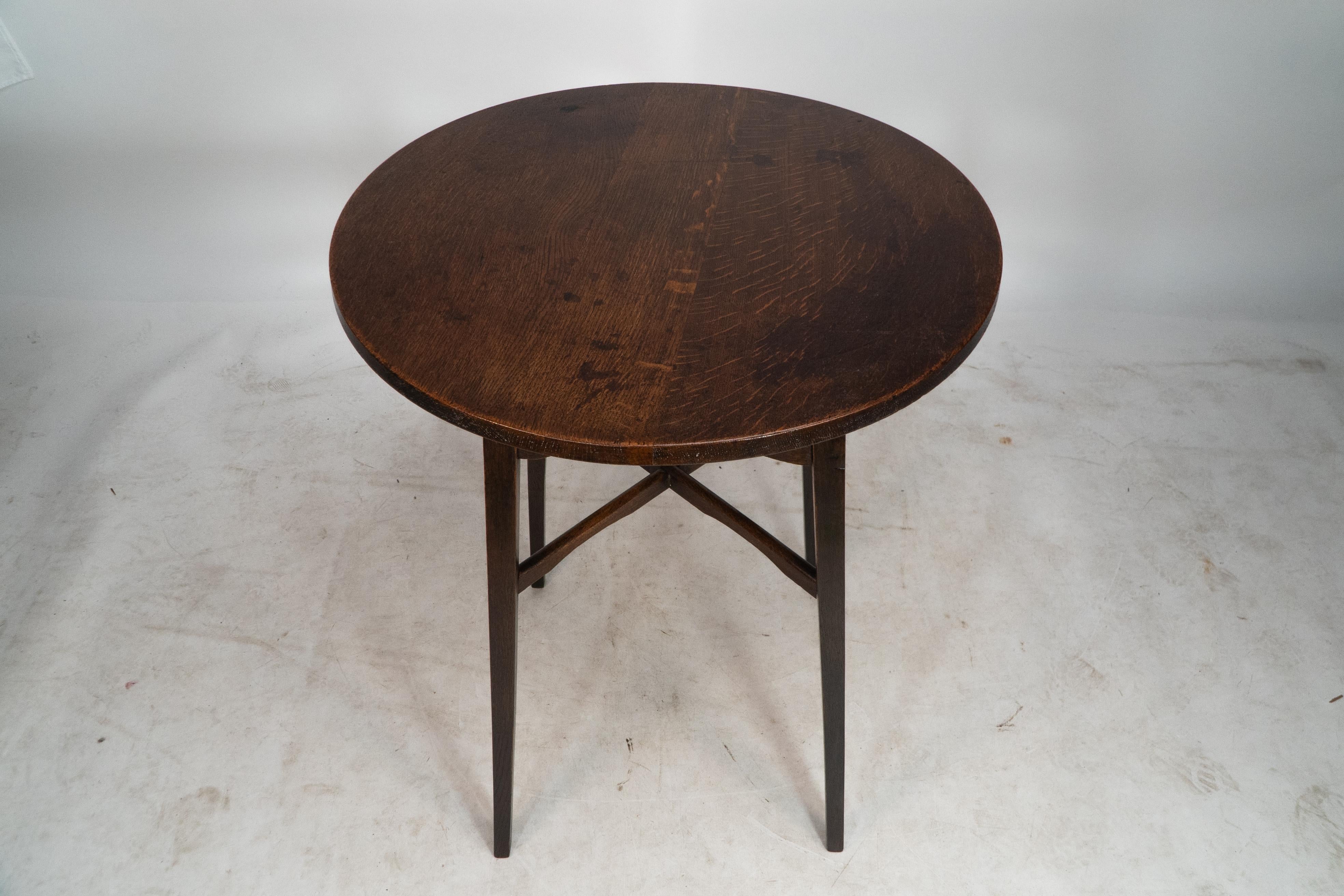 E A Taylor for Wylie and Lochhead. A Glasgow school circular oak side table In Good Condition For Sale In London, GB