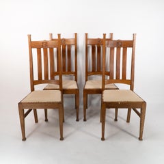 E A. Taylor per Wylie & Lochhead. Un set di quattro sedie da pranzo Arts and Crafts in Oak