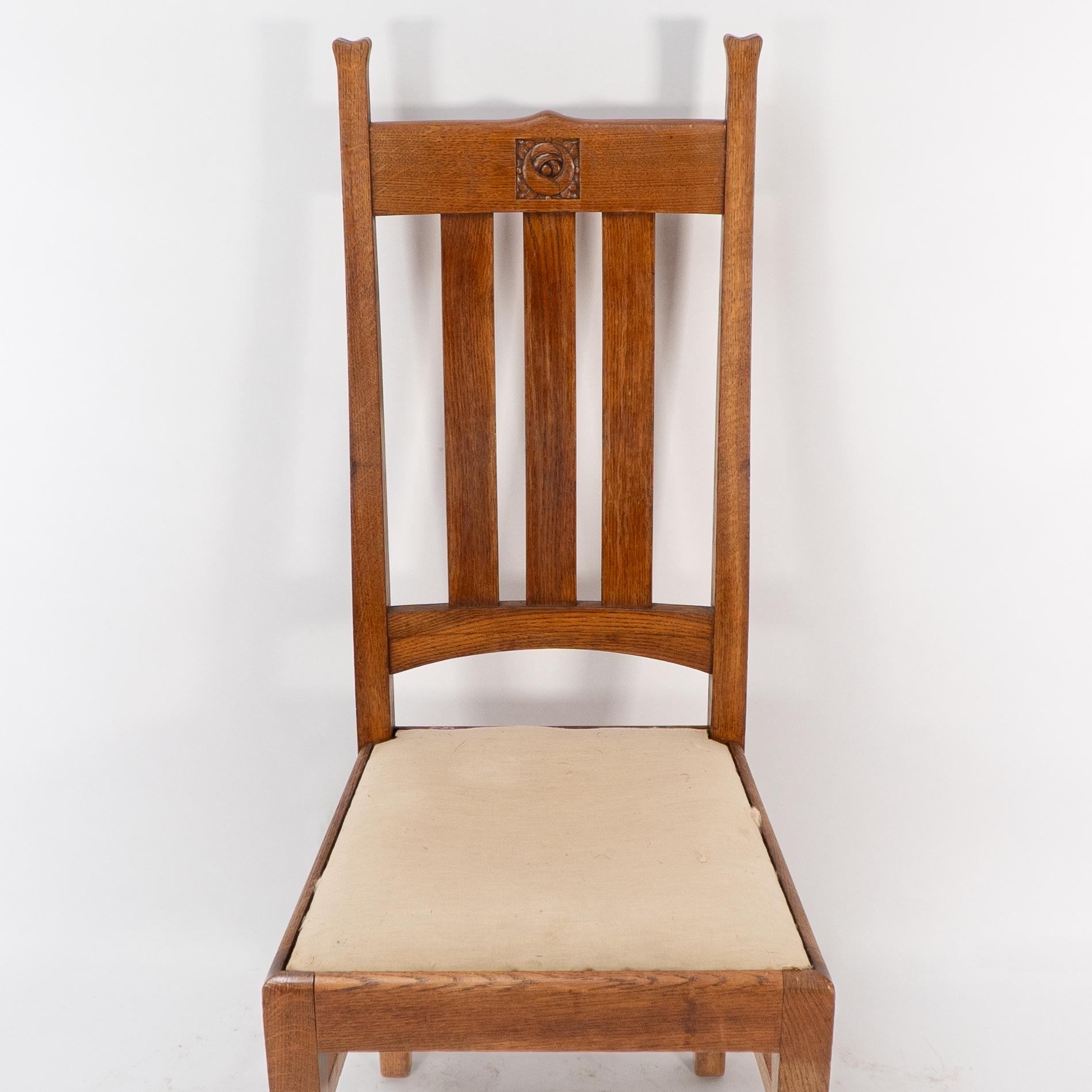E A Taylor for Wylie & Lochhead. A set of four Arts and Crafts oak dining chairs For Sale 2