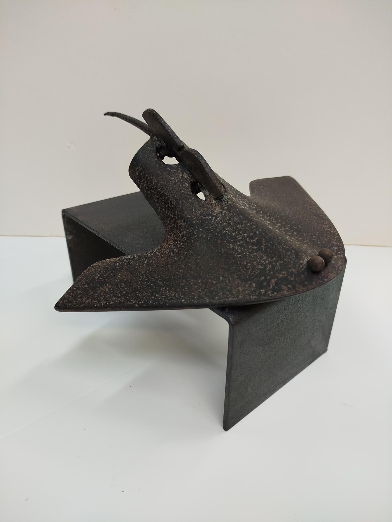 Pez manta Original  unikale zeitgenössische Eisenskulptur
ron-Skulptur, die aus einer Eisenbasis in der Umgebung besteht.
Es handelt sich um einen Rochenfisch, der aus einem landwirtschaftlichen Gerät hergestellt wurde.
Alle Werke des Künstlers