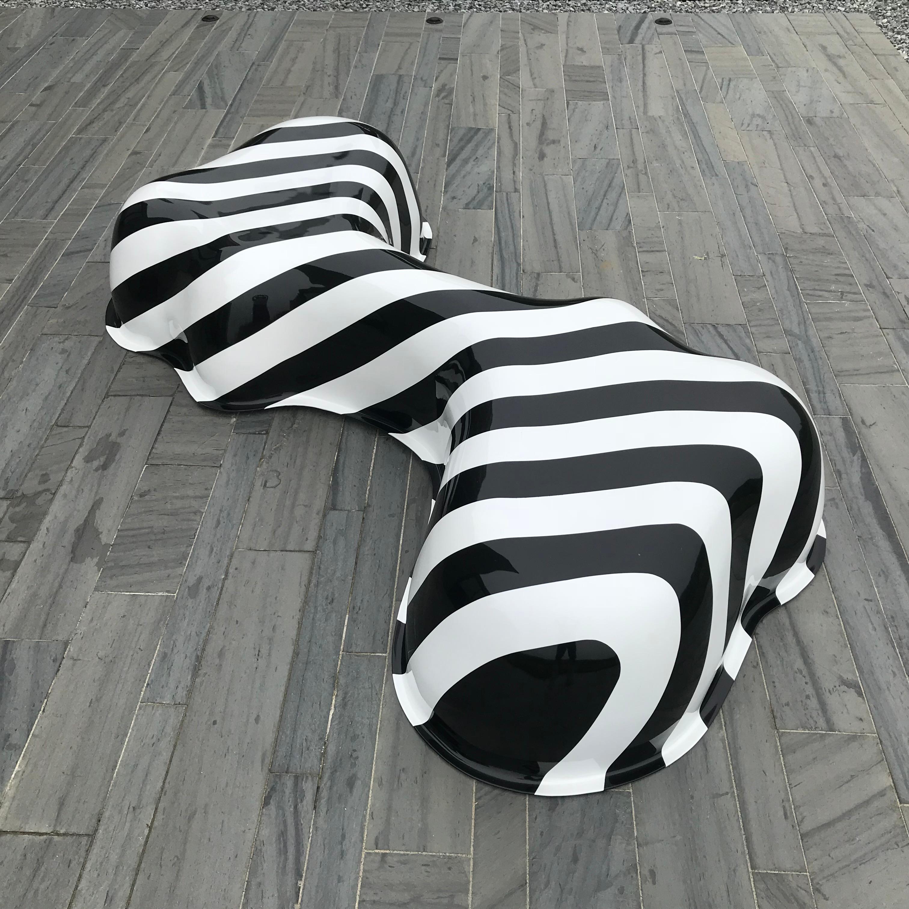 Moderne Grande table sculpturale de forme libre en fibre de verre et émail automobile E Amoeba en vente
