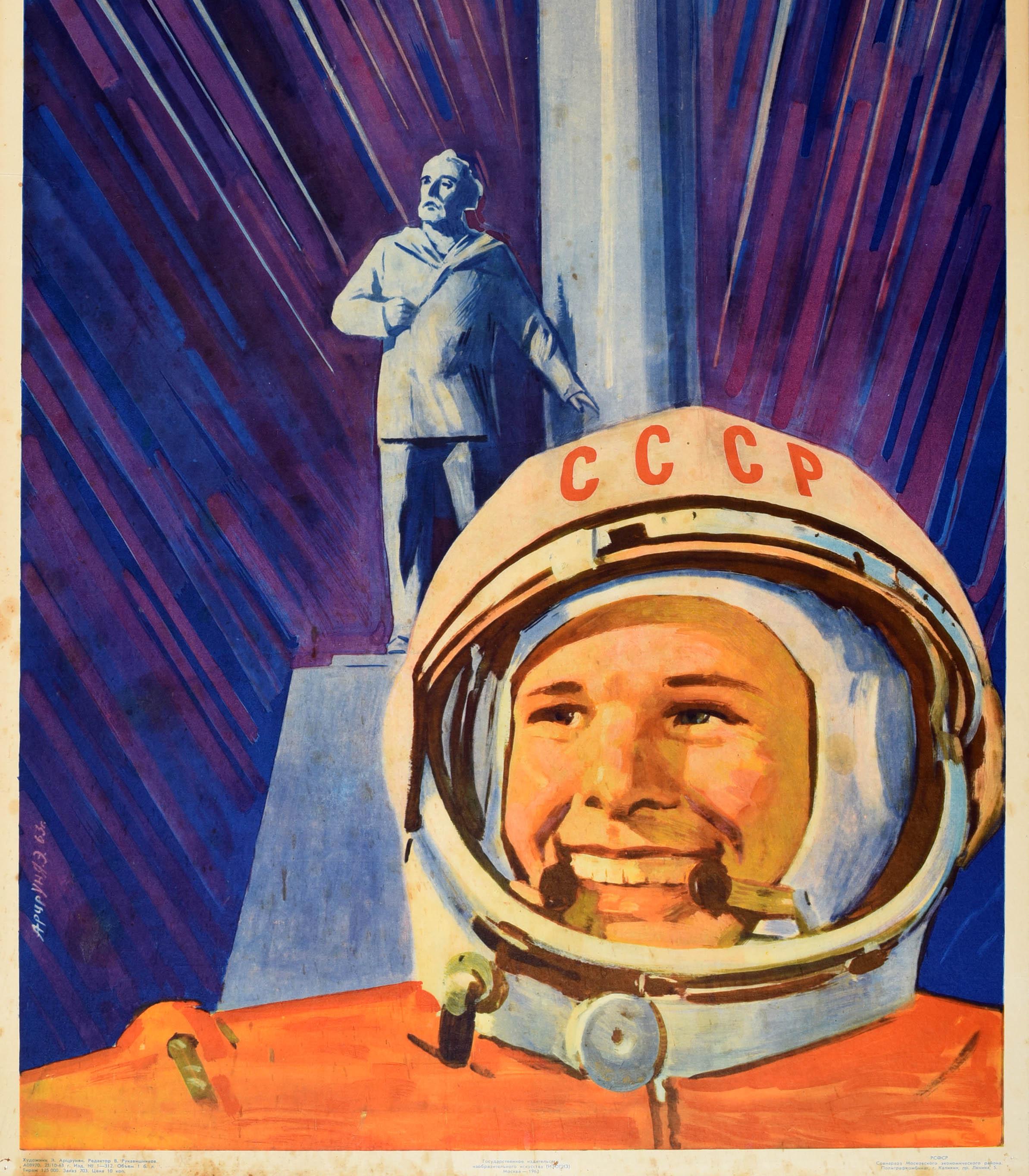 Original vintage Soviet propaganda poster - Our Motherland is the Pioneer of Space! / Наша Родина Пионер Космоса! Dynamic design featuring a smiling Yuri Gagarin (Yuri Alekseyevich Gagarin; 1934-1968), the Soviet pilot and cosmonaut who was the