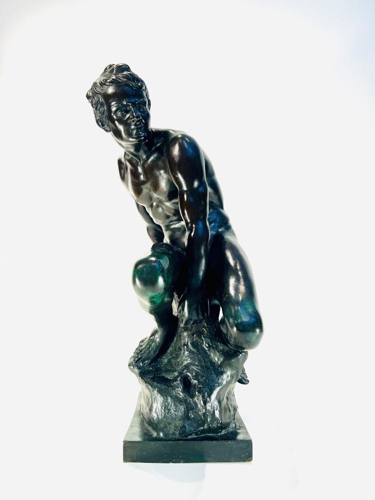 Incroyable sculpture en bronze italien signée E. Aurelio Art déco circa 1930 représentant un garçon nu assis au bord d'une falaise.