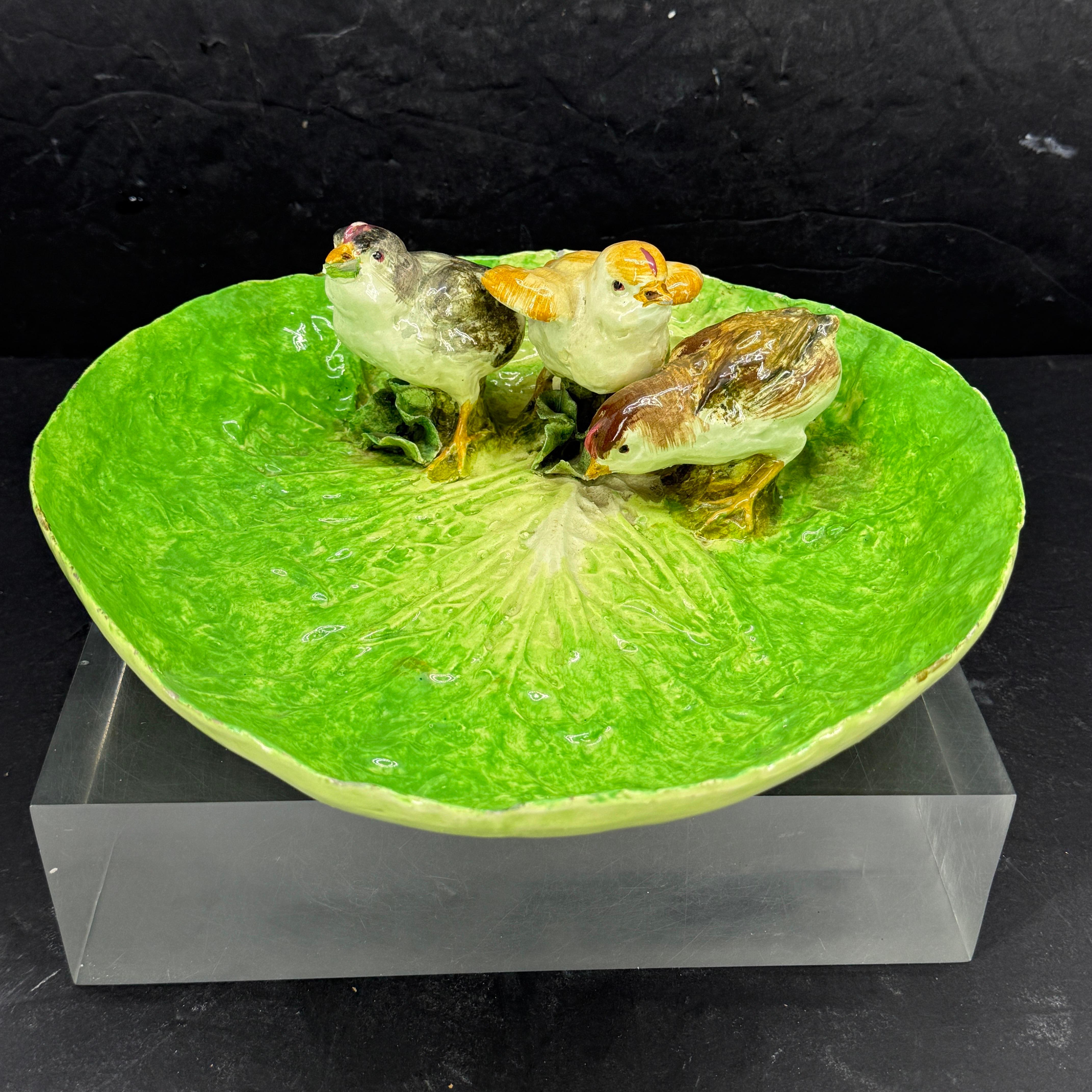 Grande piatto in ceramica italiana da collezione di E.B. Napoli. Questa ciotola in ceramica con tre pulcini appollaiati al suo interno. Il design di questo piatto, a forma di foglia di cavolo o di lattuga, è caratterizzato da una texture e da uno