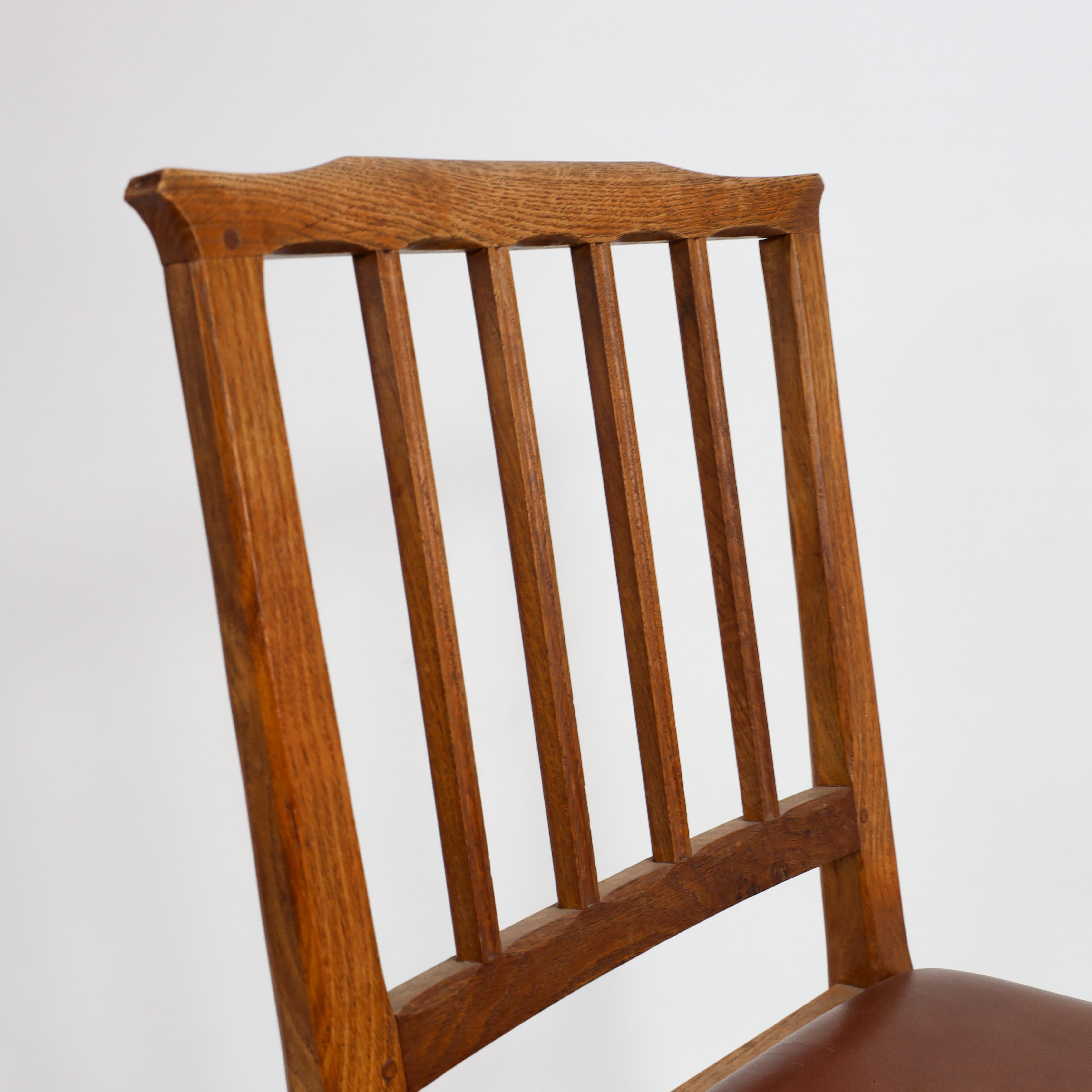 E Barnsley para la Oficina de Industrias Rurales Seis sillas de comedor Arts & Crafts de roble mediados del siglo XX en venta
