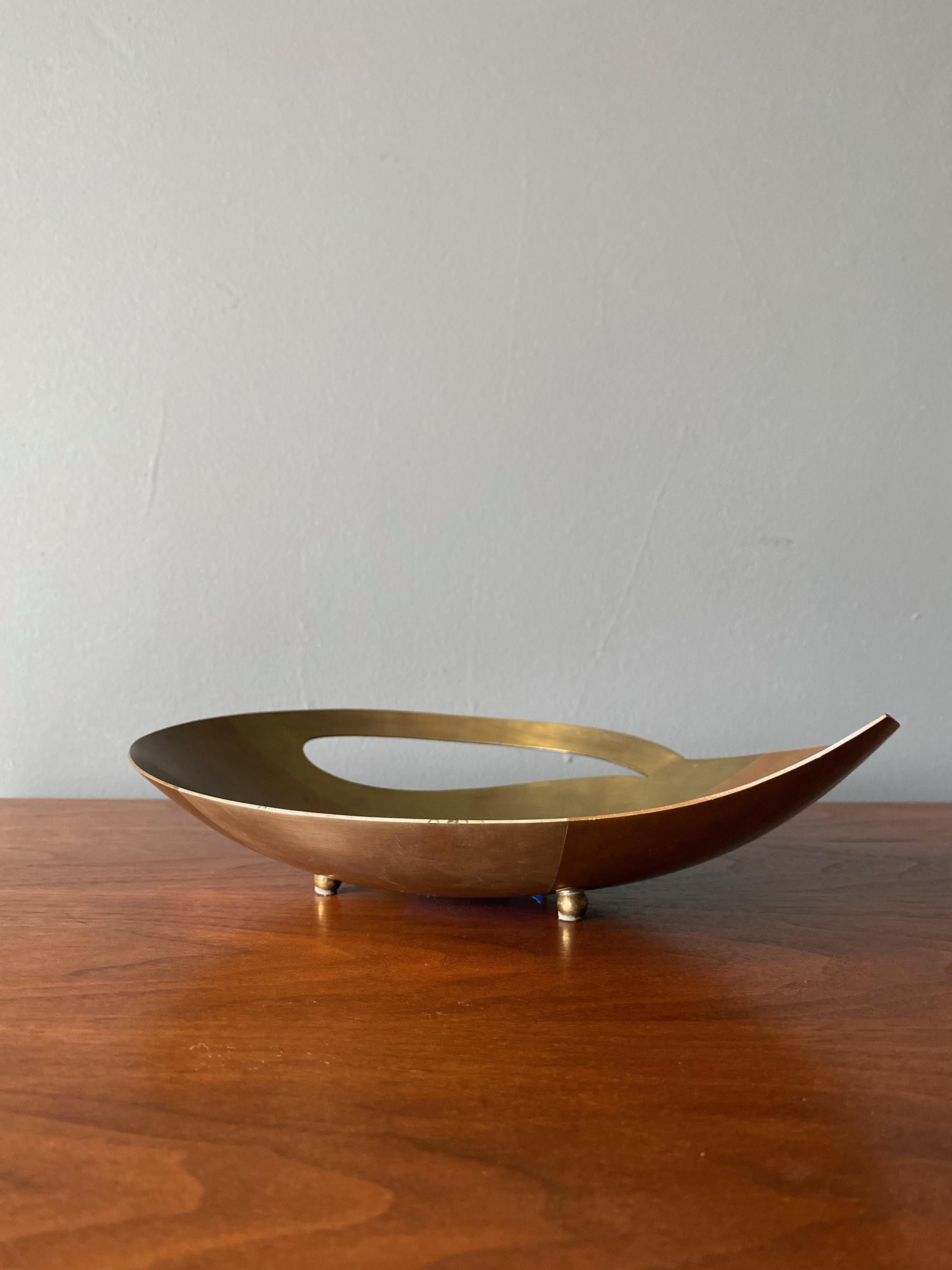 20th Century E. Cabello C.A. Mexico Mixed Metals Brass Copper Leaf Dish, circa 1960