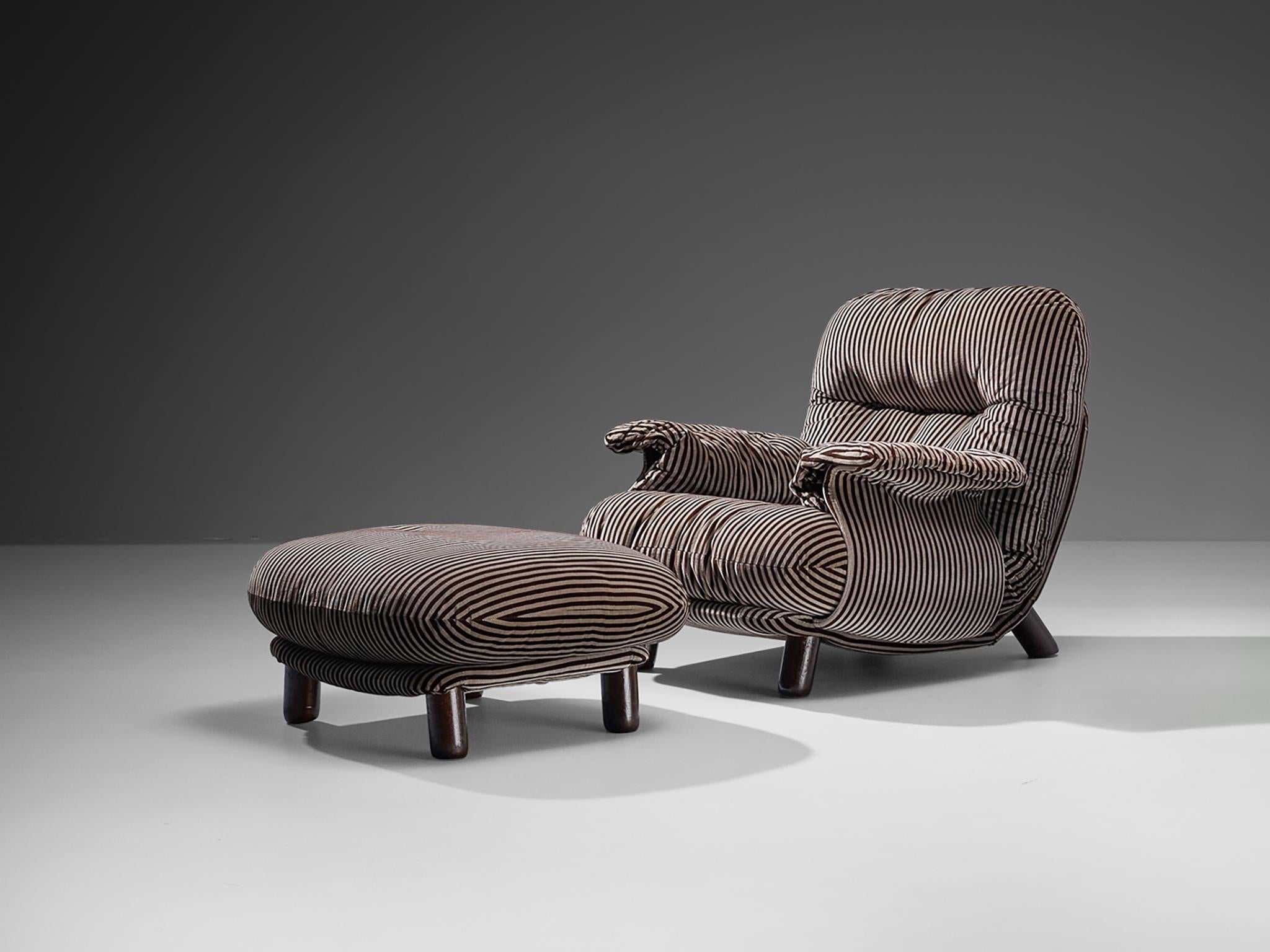 E. Cobianchi for Insa, lounge chair with ottoman, fabric, stained wood, Italy, 1970s

An Italian set of bulky easy chair and ottoman designed by E. Cobianchi. The lounge chair features a thick, tufted seat and backrest. The armrests are curved in an