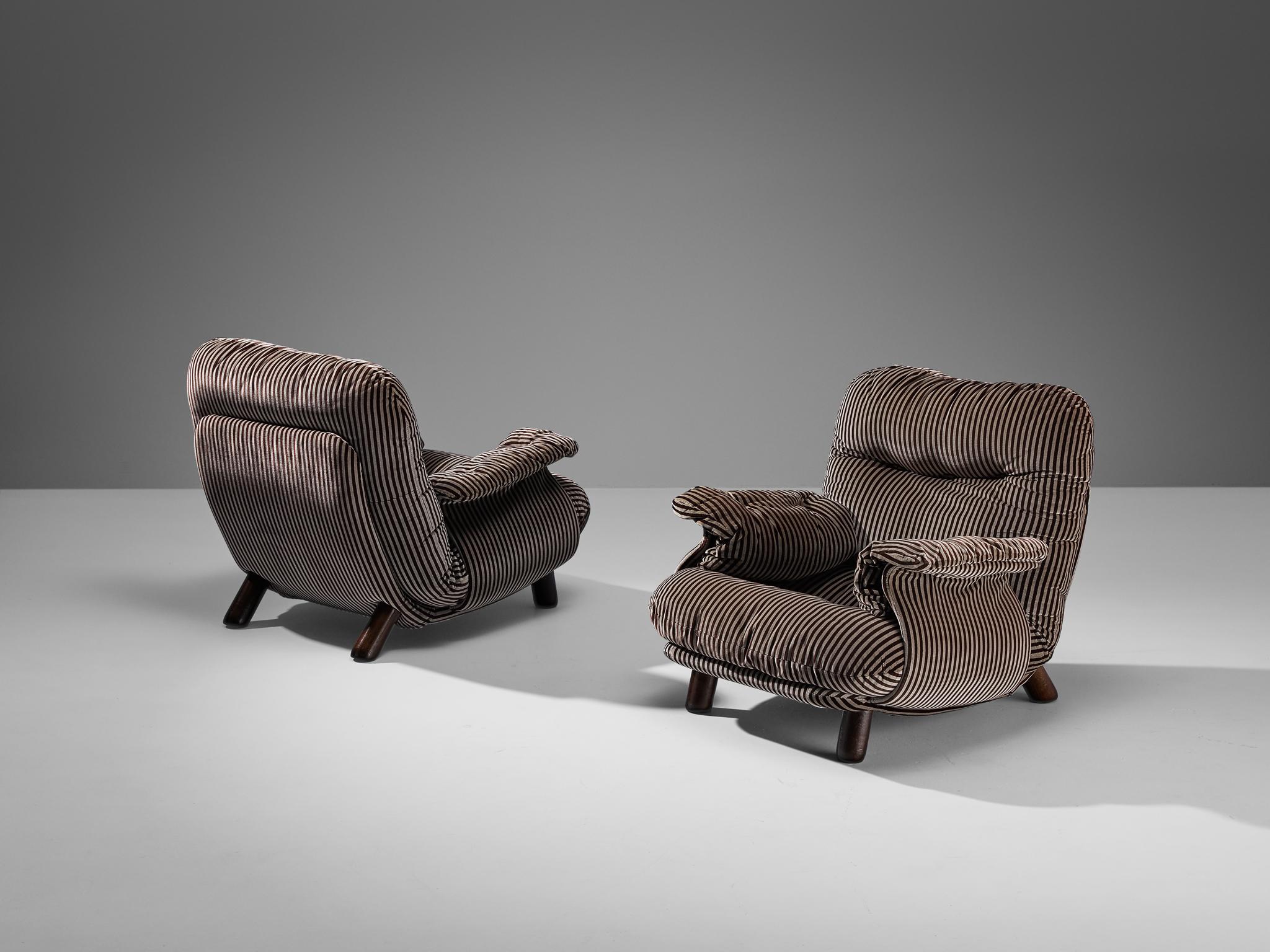 E. Cobianchi for Insa Pair of Lounge Chairs with Ottoman  For Sale 2