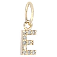 E Dainty Charm - Ciondolo con iniziale in oro giallo massiccio 14k con diamante naturale