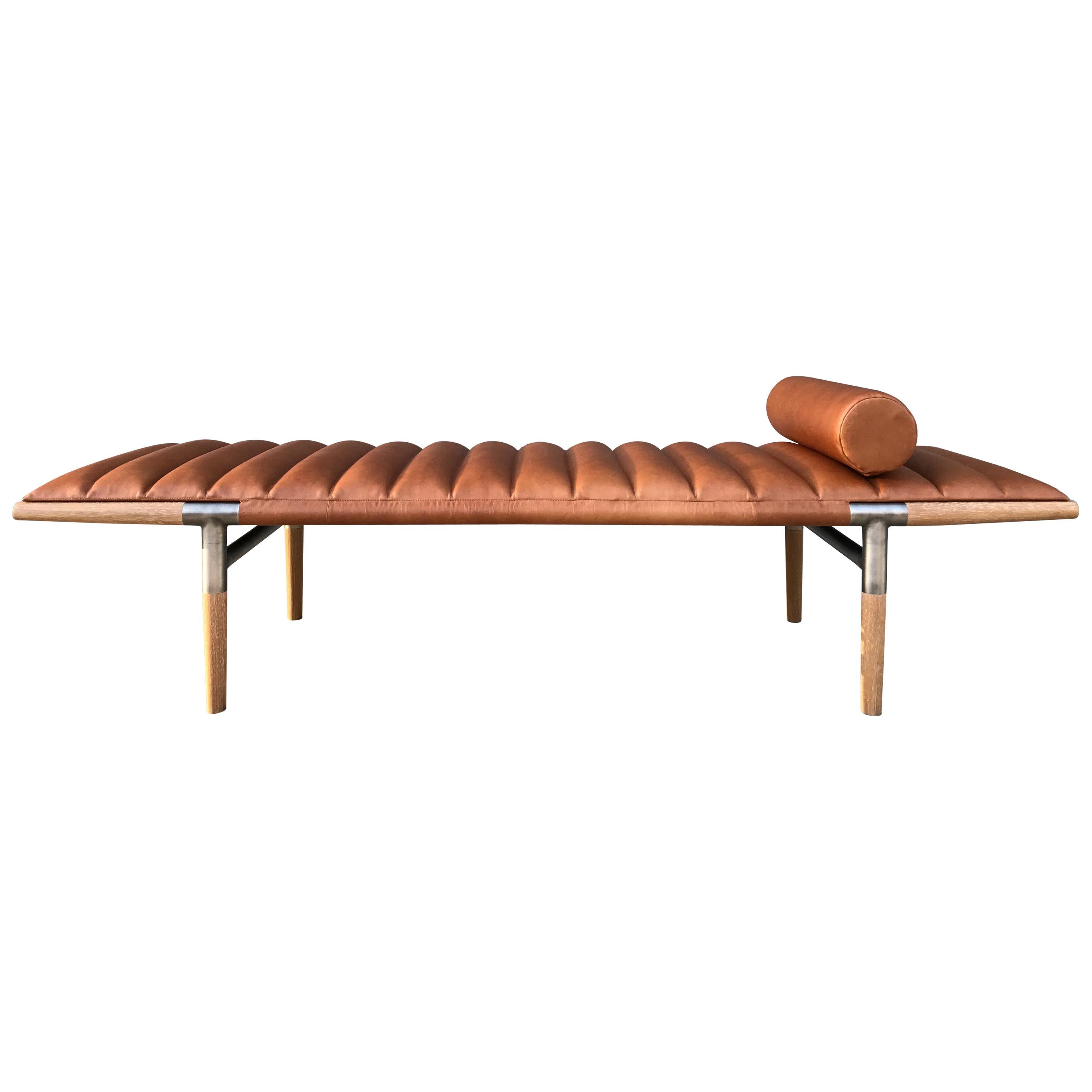 E Daybed aus cognacfarbenem Leder mit keramisierten Iroko-Beinen und Nickel brüniertem Beinen im Angebot