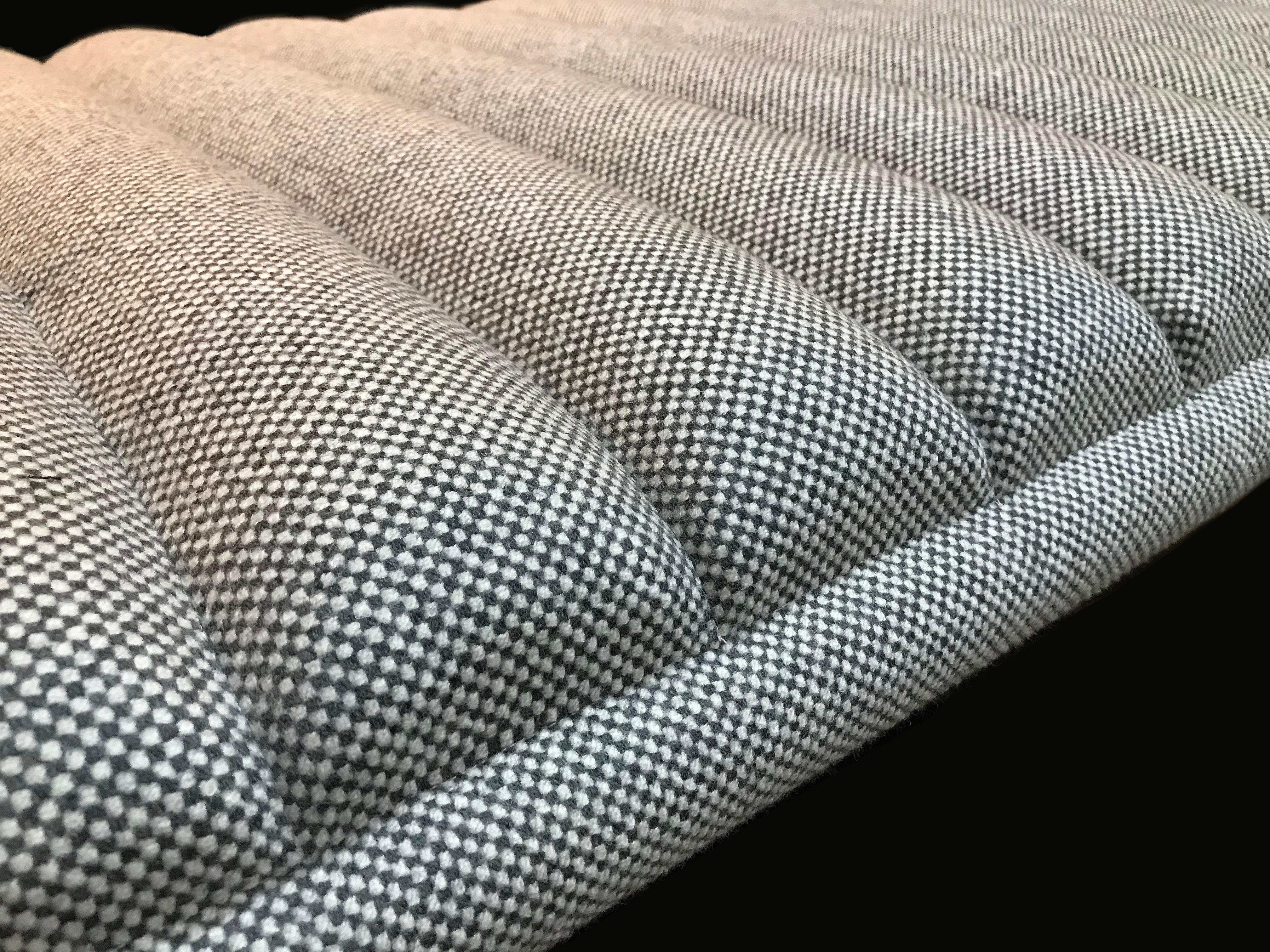 Américain Lit de jour EÆ en laine Fortuny, noyer et laiton noirci par Erickson Aesthetics en vente
