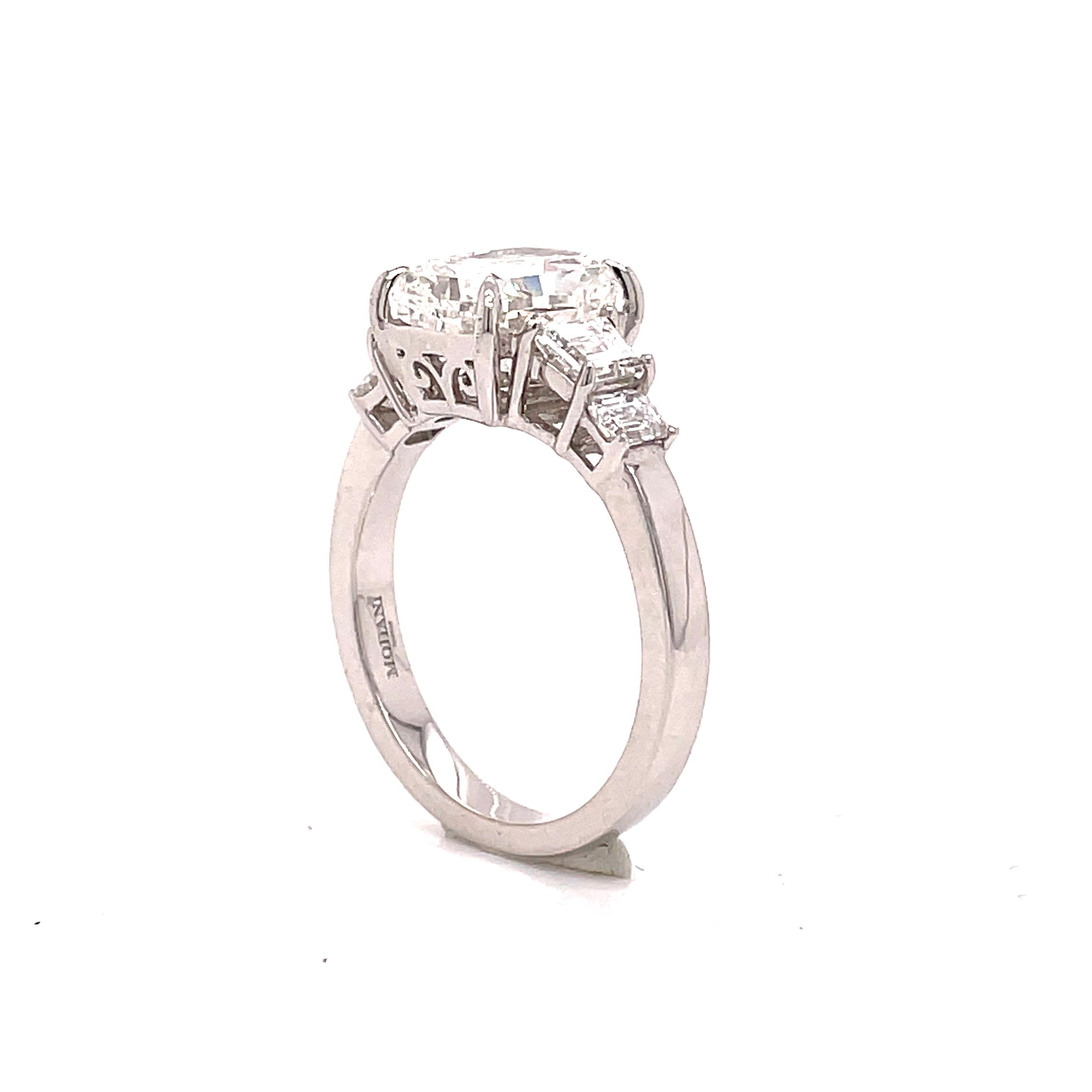 Ring aus 18 Karat Weißgold mit E-Diamant im Diamantschliff VVS1 und weißem Diamanten - GIA: 6204562589 (Antiker Kissenschliff) im Angebot