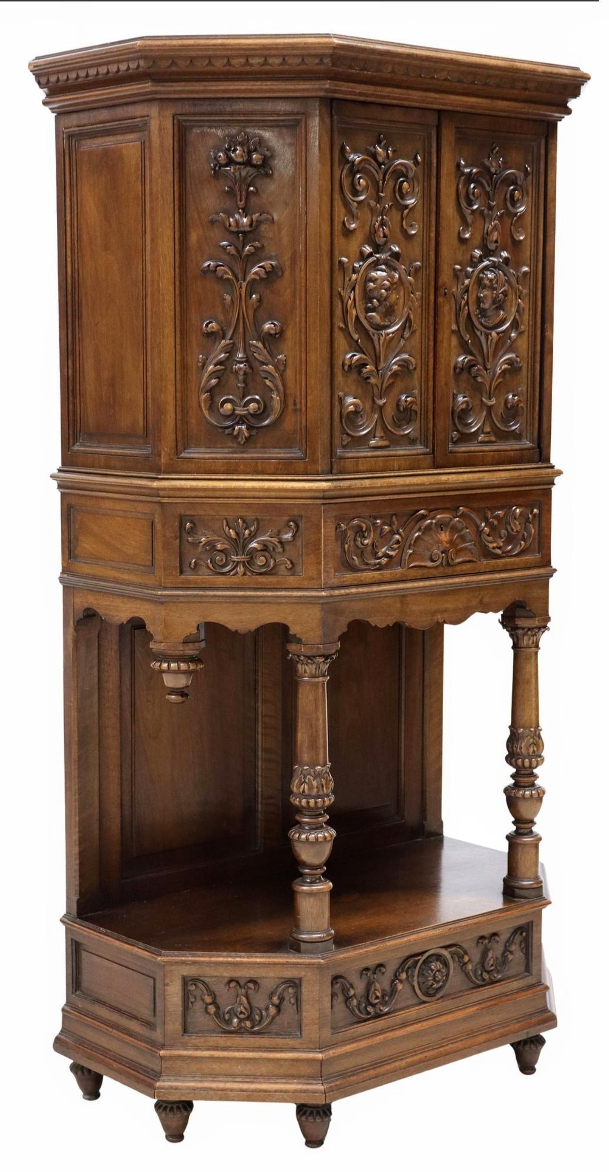 Ein hochwertiger antiker französischer Kredenzschrank von Eugene Dienst & Fils (tätig um 1870-1900)

Ende des 19. Jahrhunderts, Frankreich, St. Faubourg Saint-Antoine in Paris, damals ein legendäres Viertel, das für die Geschäfte einiger der besten