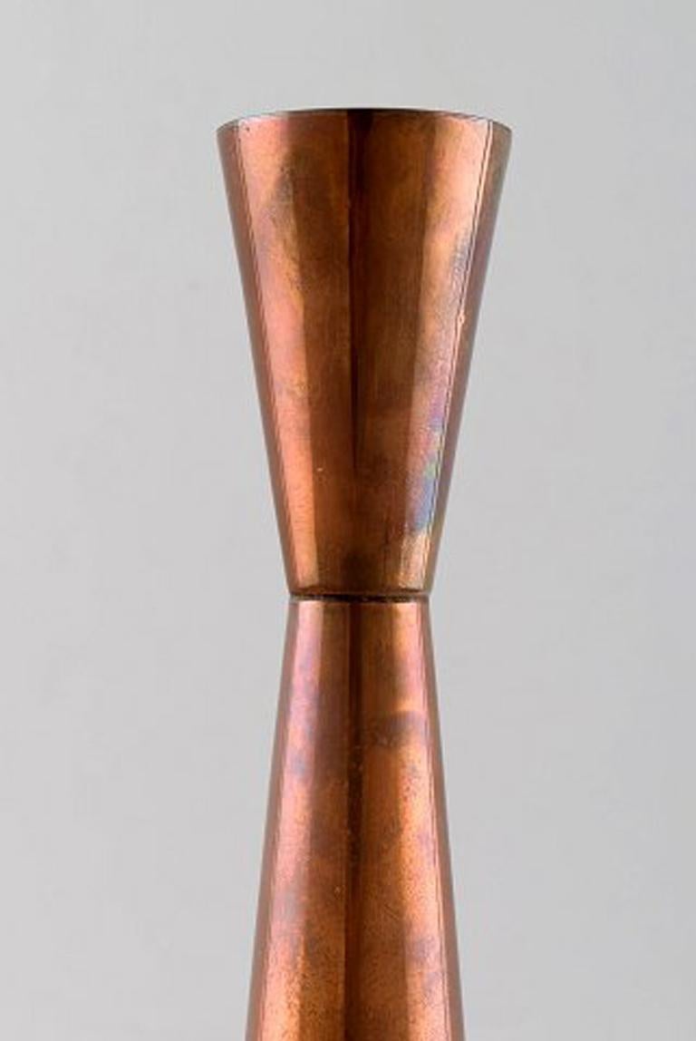 E. Dragsted. Denmark. Modernist candlestick in copper.
Danish design, mid-1900s.
Stamped.
Measures: 29.5 cm x 6 cm.
In very good condition.