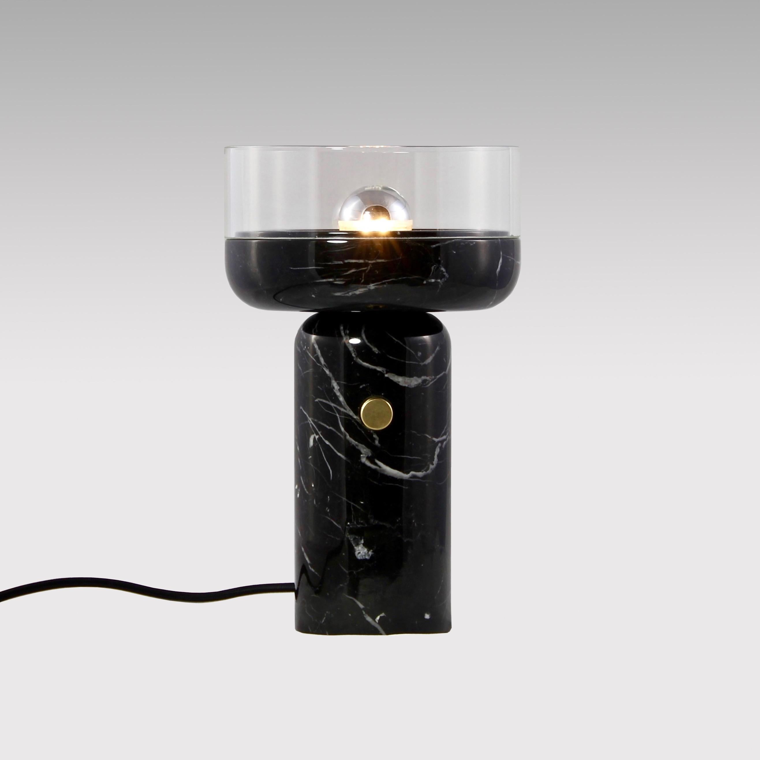 E. Elizarova pour Matlight Studio - Lampe de table italienne en marbre noir et verre en forme de coupe en vente 1