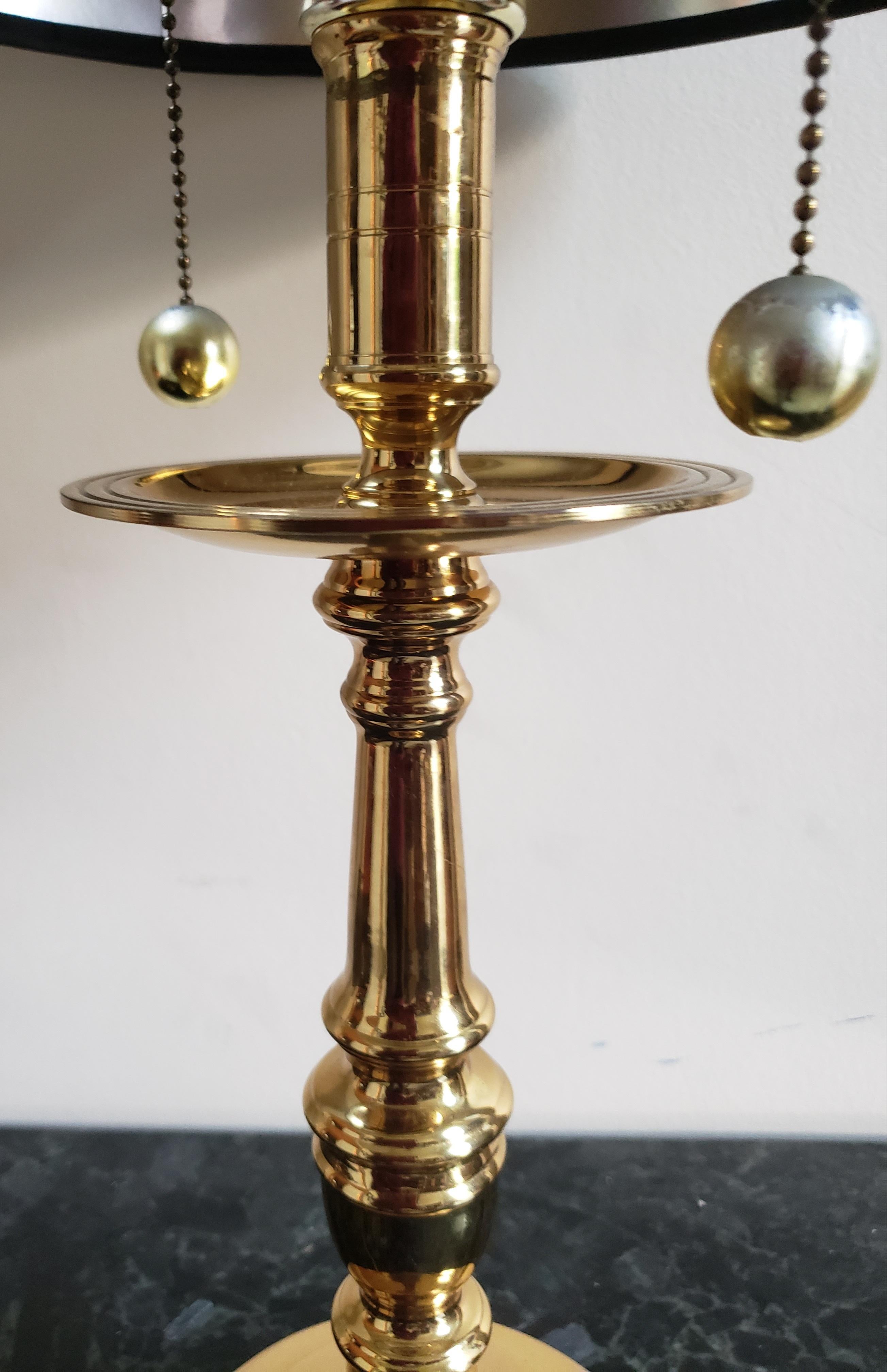 Une lampe de table élégante E. F. Chapman par Visual Comfort and Co en excellent état. Il est livré avec un abat-jour et l'abat-jour mesure 13